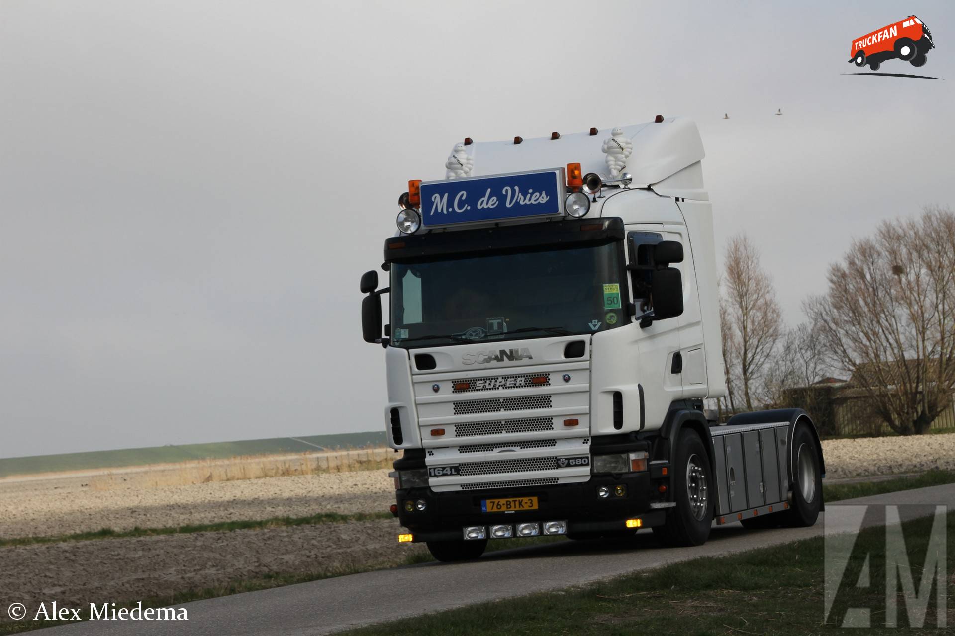 Scania 164L580 vrachtwagen in de noordwesthoek van Friesland