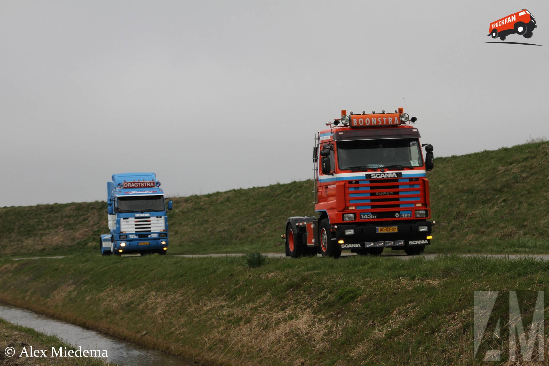 Twee Scania 143 Streamlines bij Trucks on Tour op de Koedijk