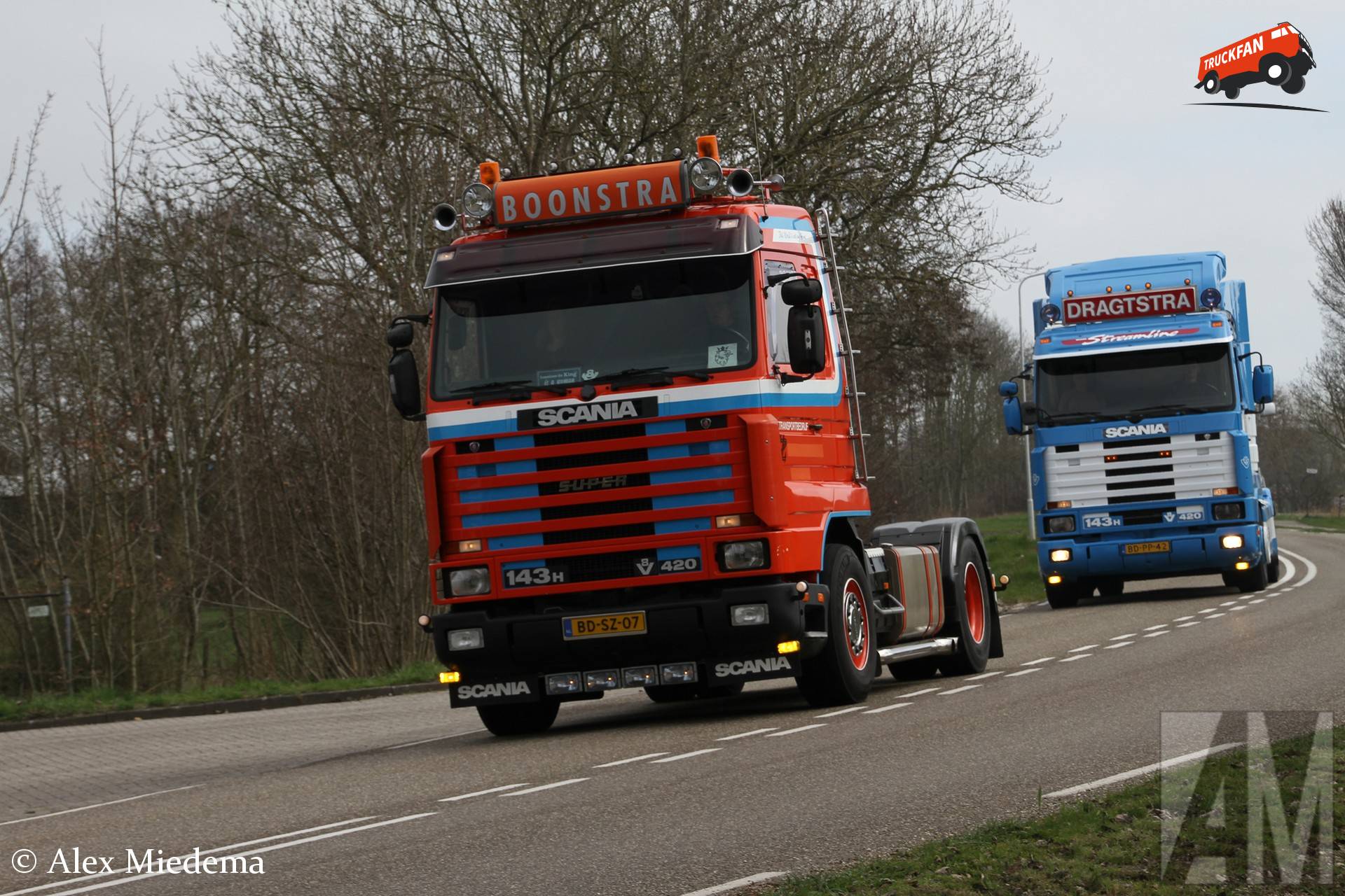 Scania 143H420 Streamline vrachtwagen in de Noordwesthoek van Friesland