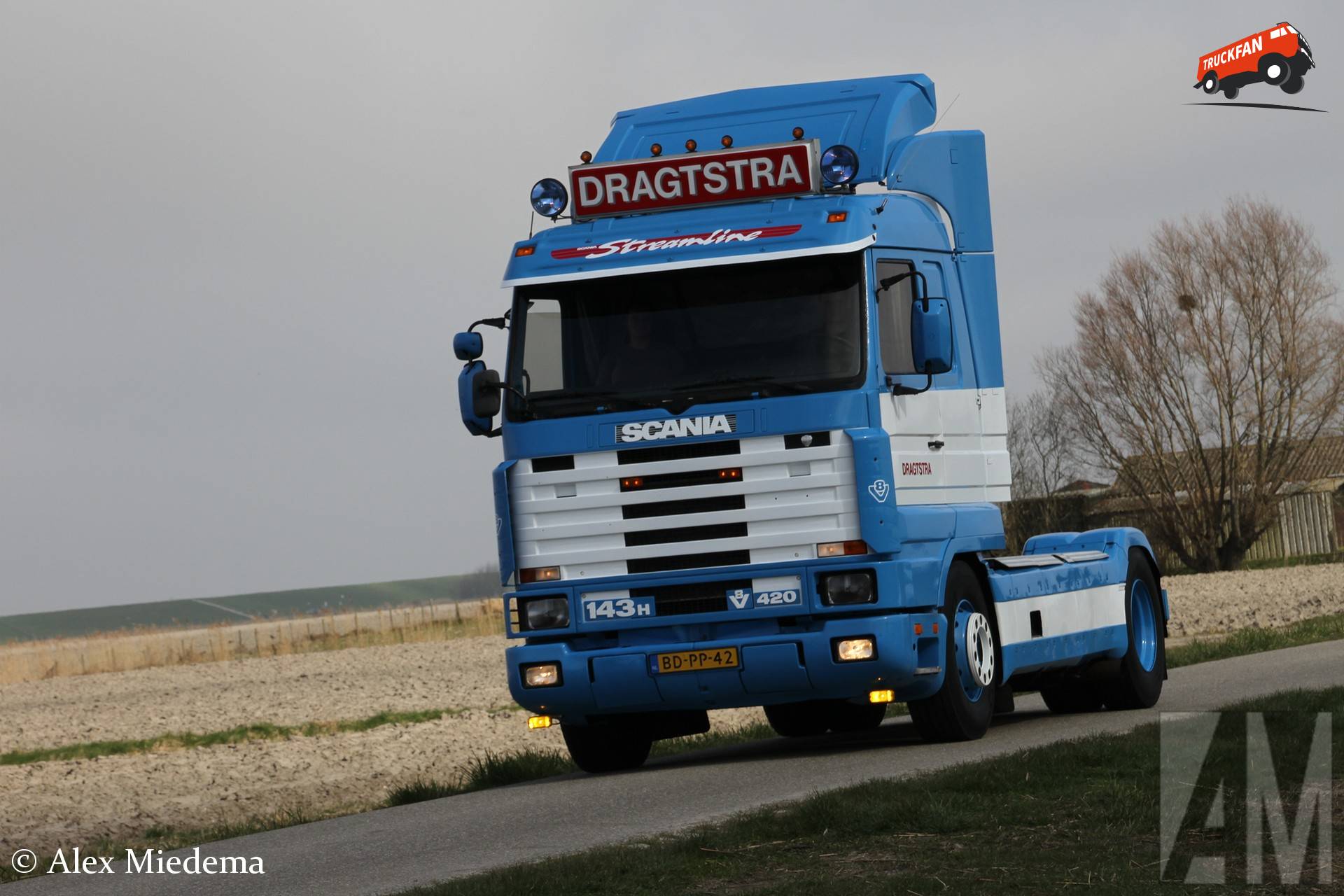 Scania 143 Streamline truck van Dragtstra in Noordwesthoek Fryslân