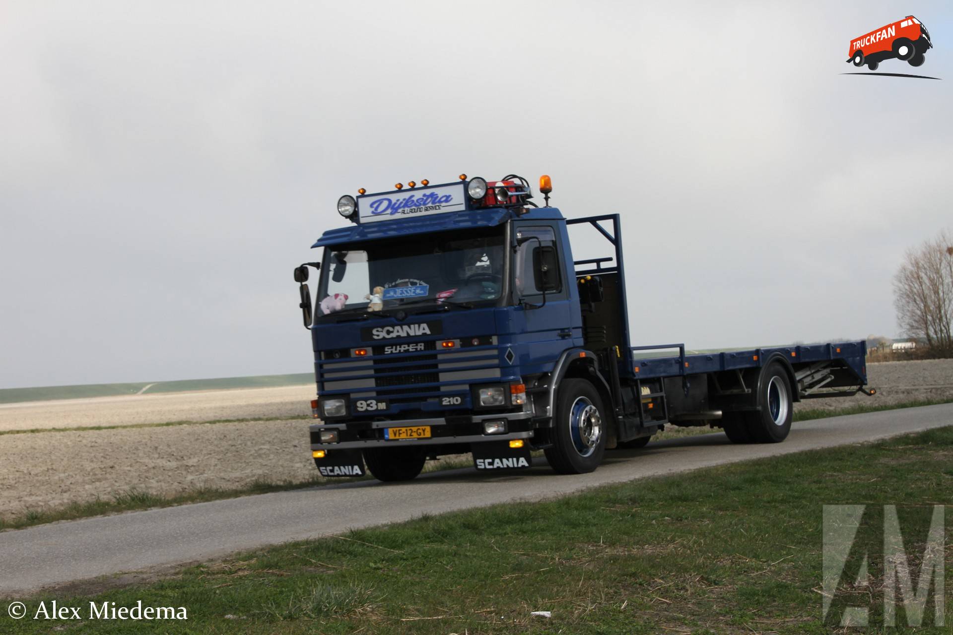 Gabriël Dijkstra met zijn Scania P93 bij Sexbierum