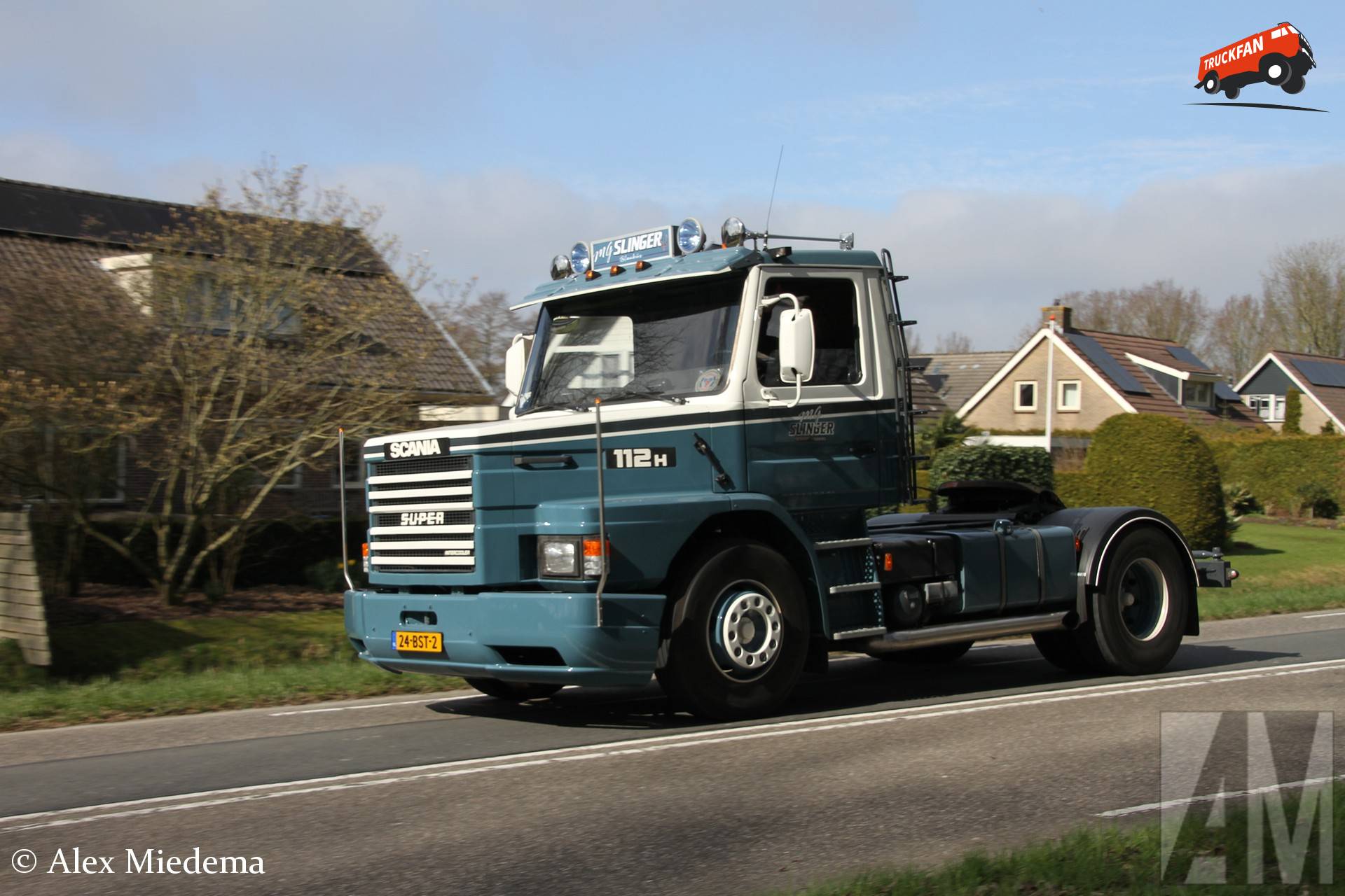 Scania T112 vrachtwagen in de Noordwesthoek van Friesland