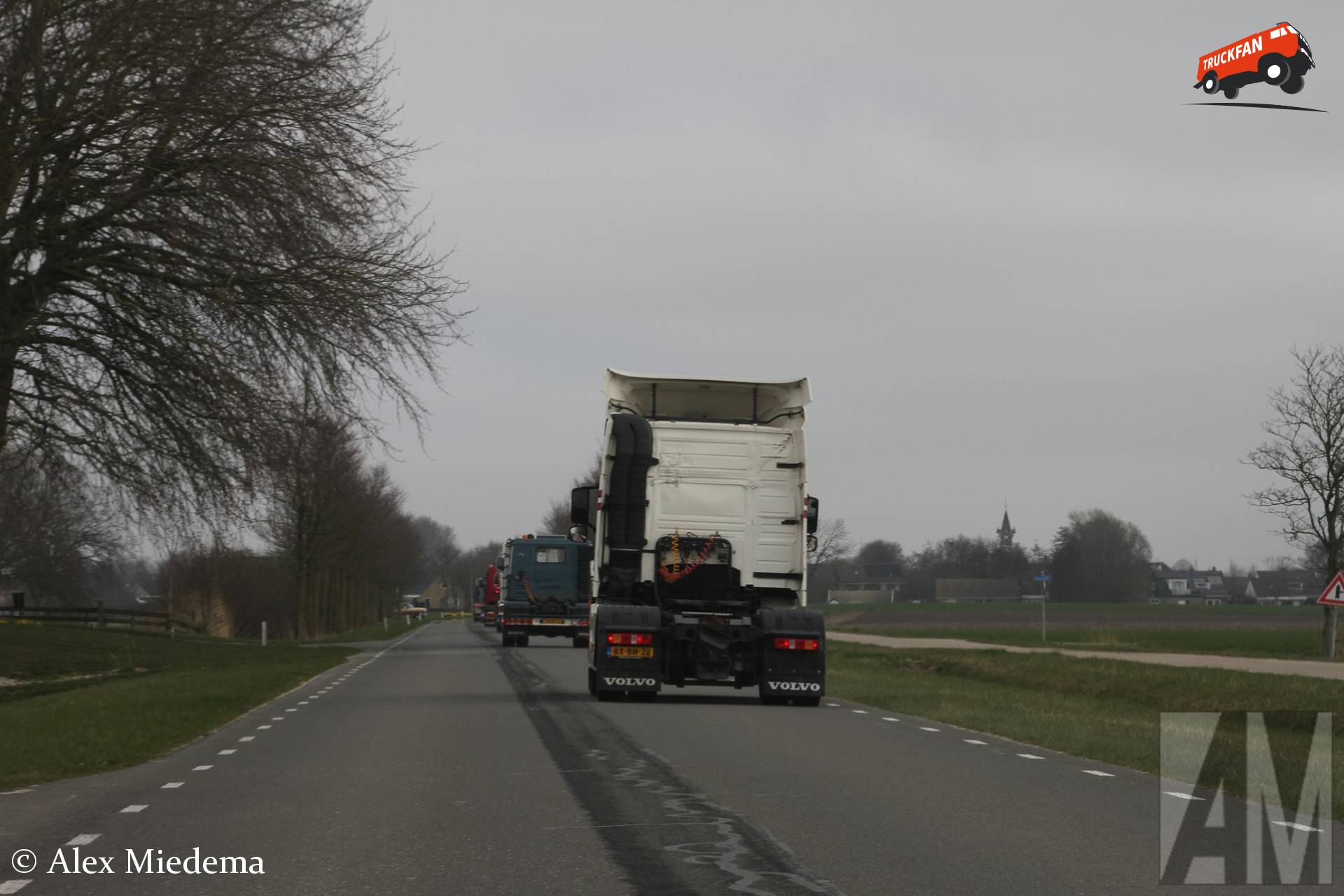 Volvo FM 370 vrachtwagen in de noordwesthoek van Friesland