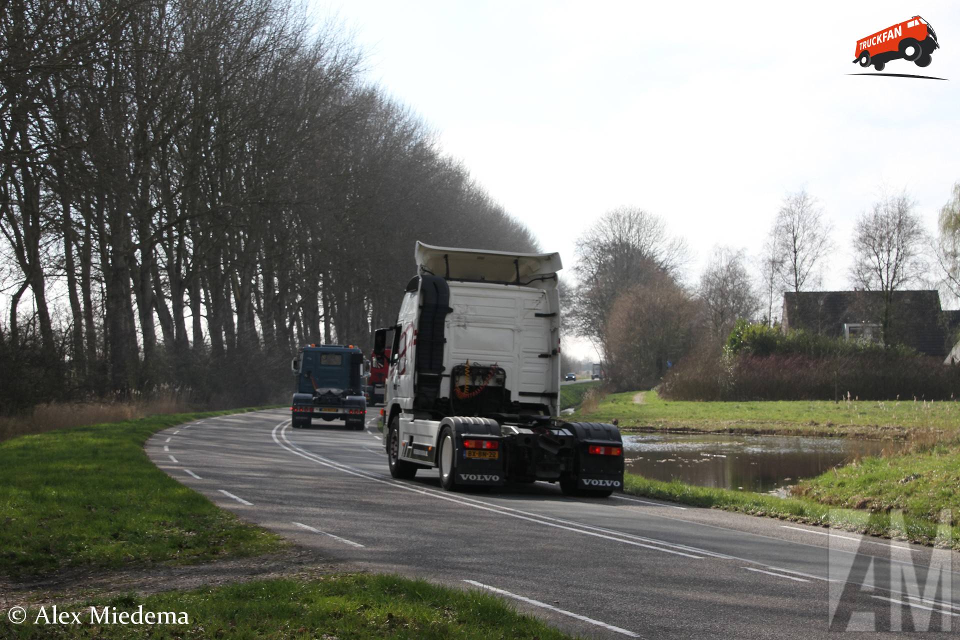 Volvo FM 370 vrachtwagen in de noordwesthoek van Friesland