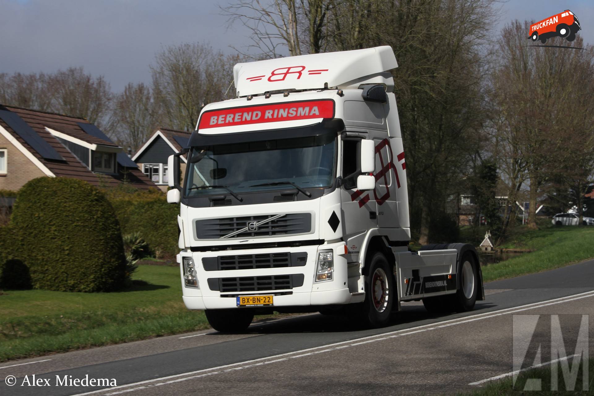 Volvo FM 370 vrachtwagen in Noordwesthoek van Fryslân
