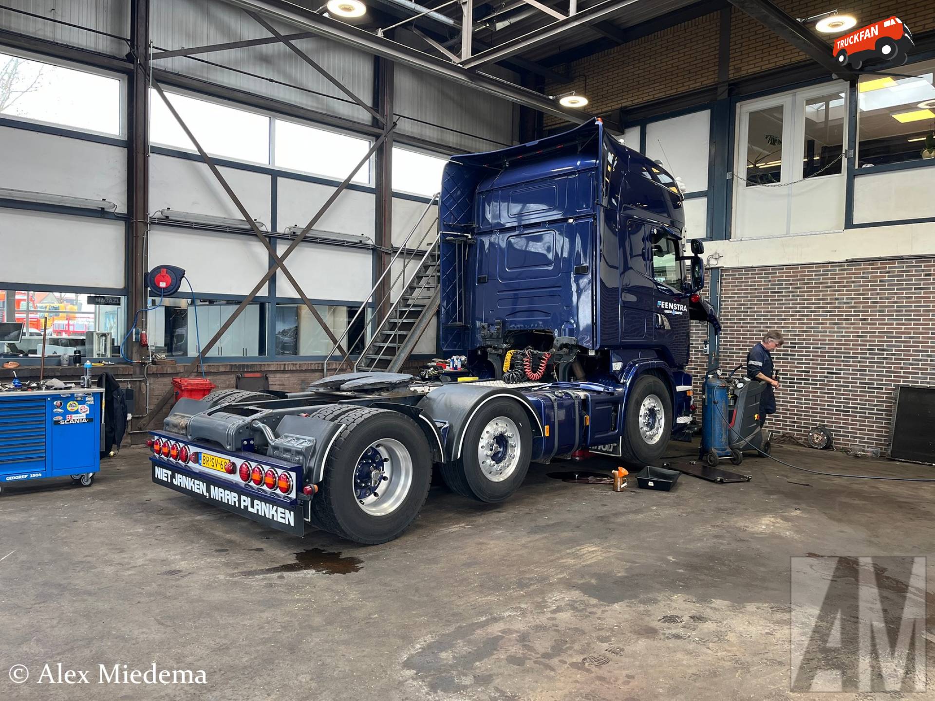 Scania R500 van Feenstra bij Rinsma in de werkplaats