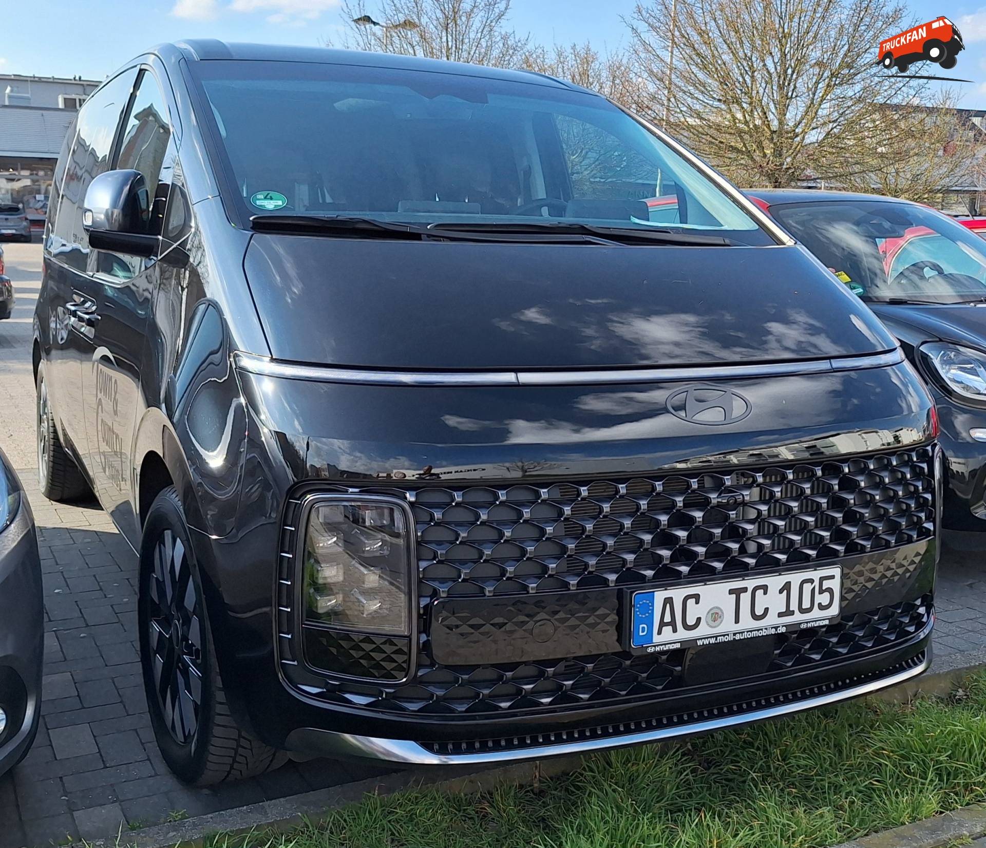 Hyundai Staria bestelwagen op parkeerplaats