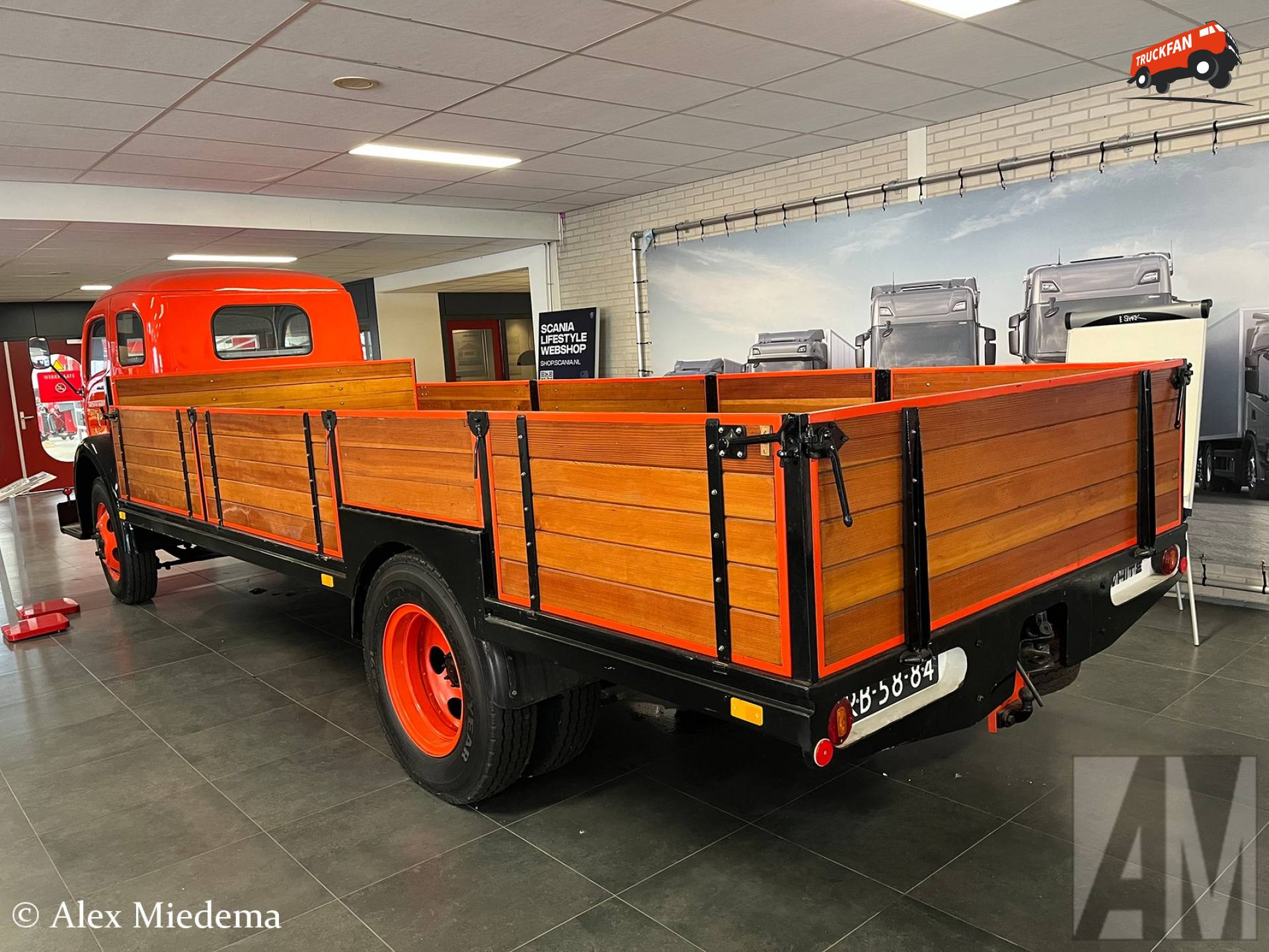 Witte model 3014 vrachtwagen bij Rinsma Berlikum