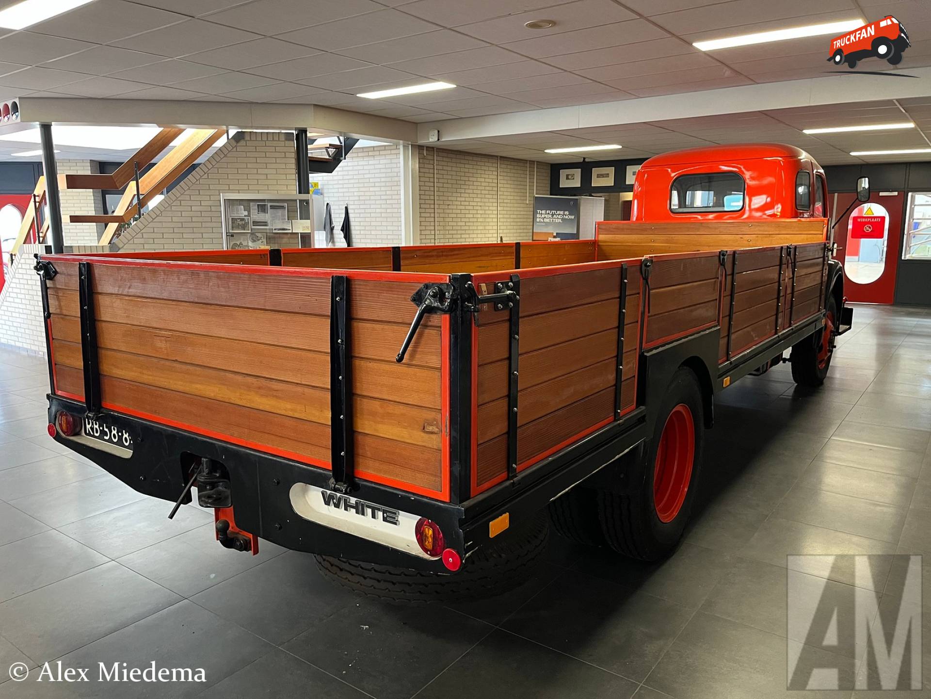 Witte 3014 vrachtwagen bij Rinsma Berlikum