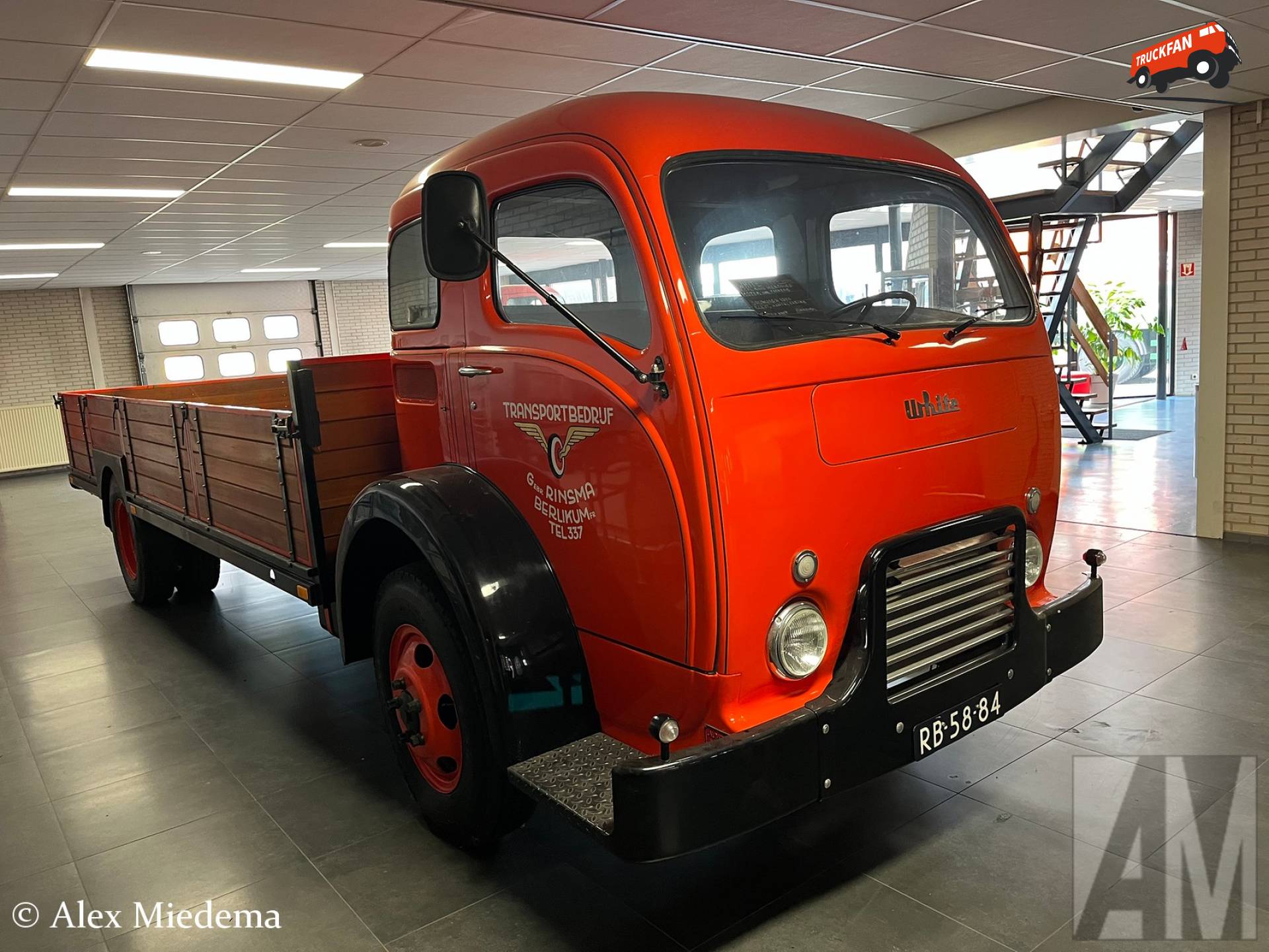Witte 3014 vrachtwagen van Garage Rinsma in Berlikum