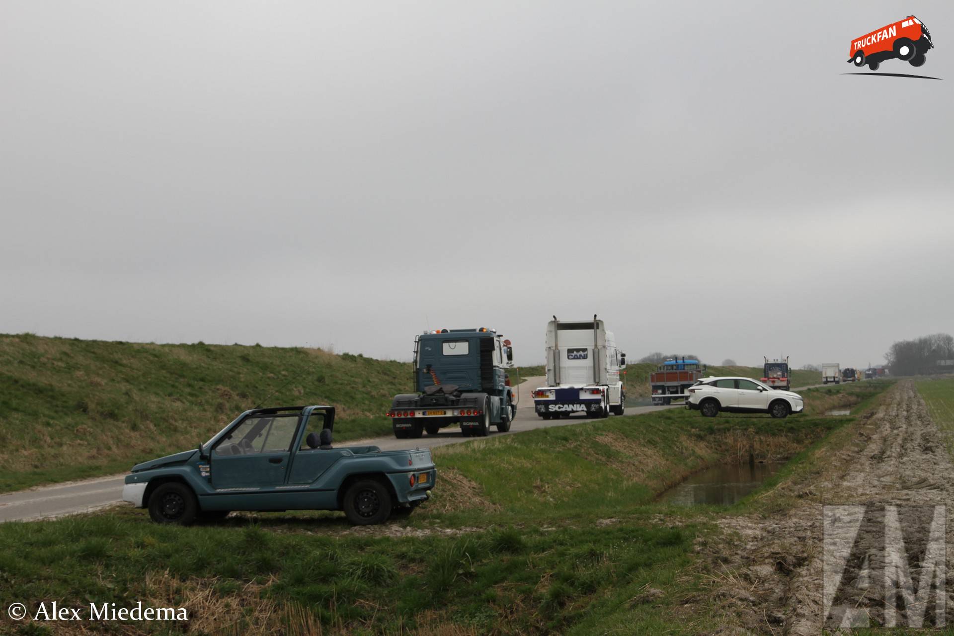 Mega Club en twee Scania T112's op de Koedijk