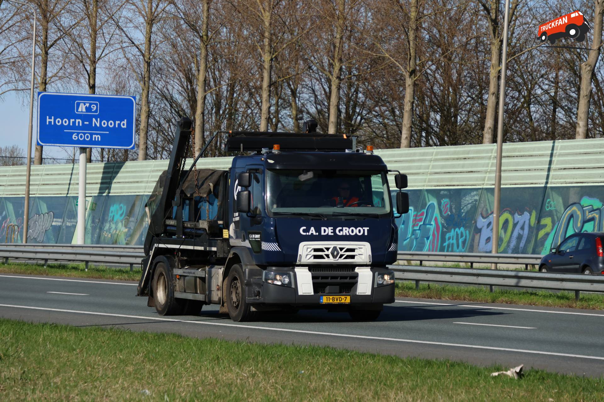 Renault D-serie vrachtwagen op de A7 bij Hoorn