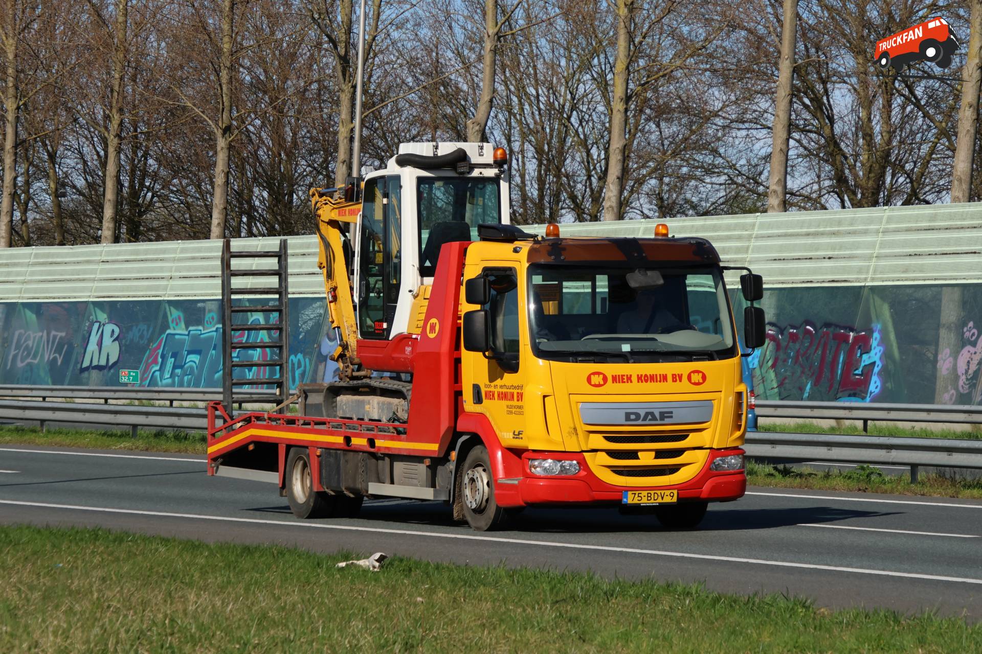 DAF LF Euro 6 vrachtwagen op de A7 bij Hoorn