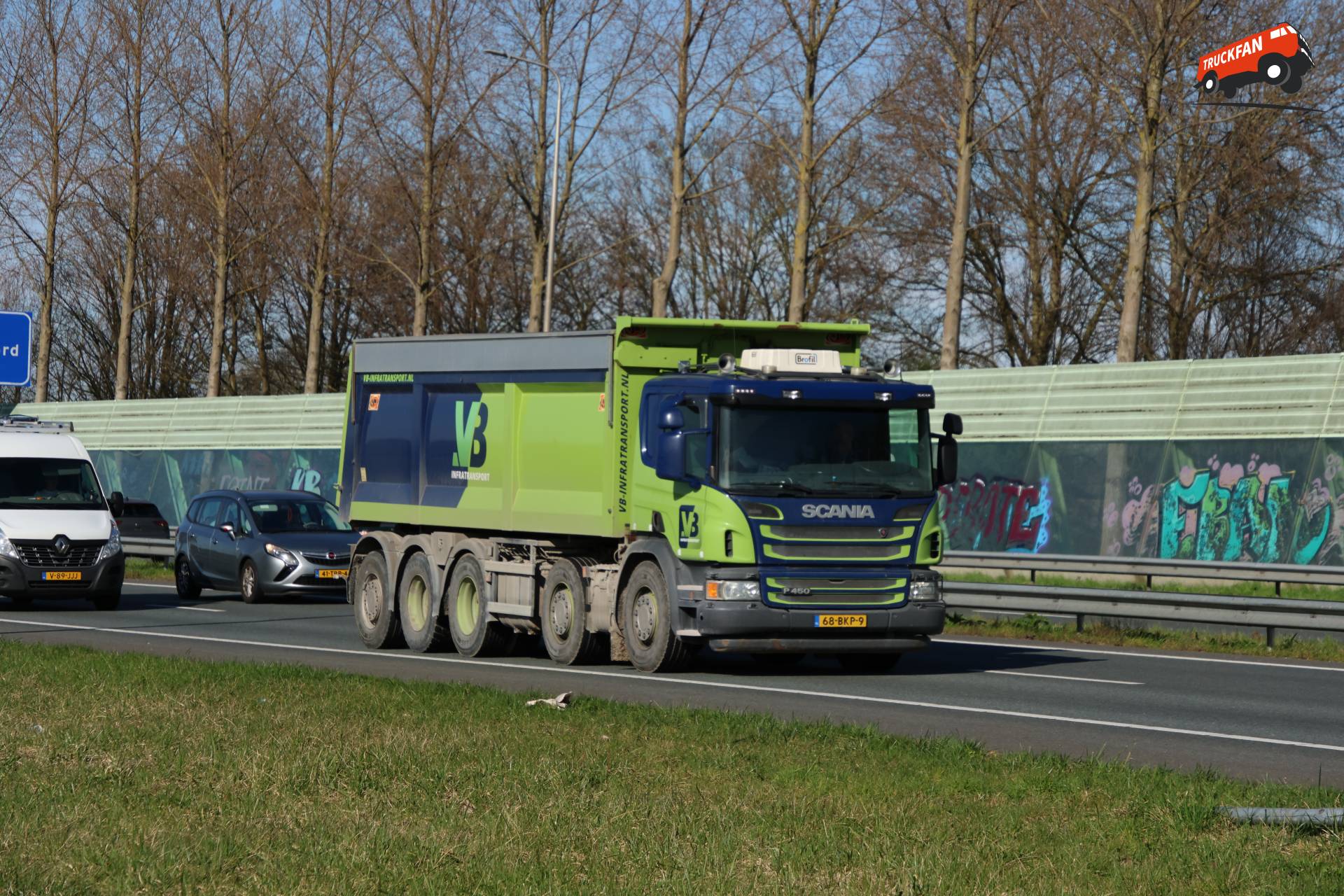 Scania P450 vrachtwagen van VB Infra op de A7 bij Hoorn