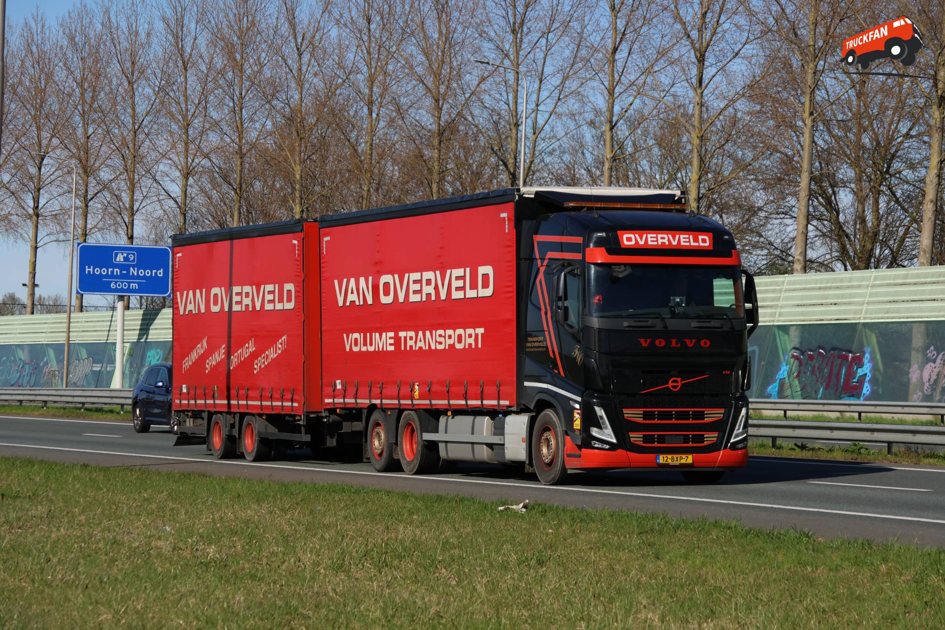 Volvo FH truck van Overveld op de A7 bij Hoorn