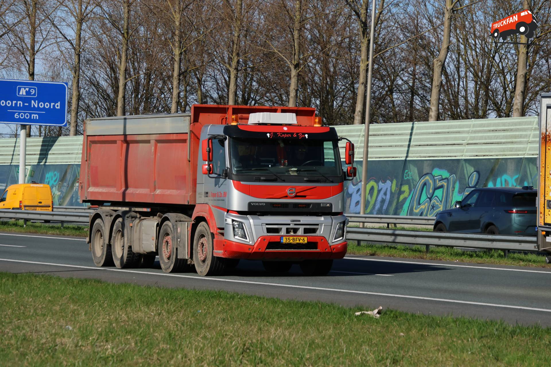 Volvo FMX vrachtwagen op de A7 bij Hoorn