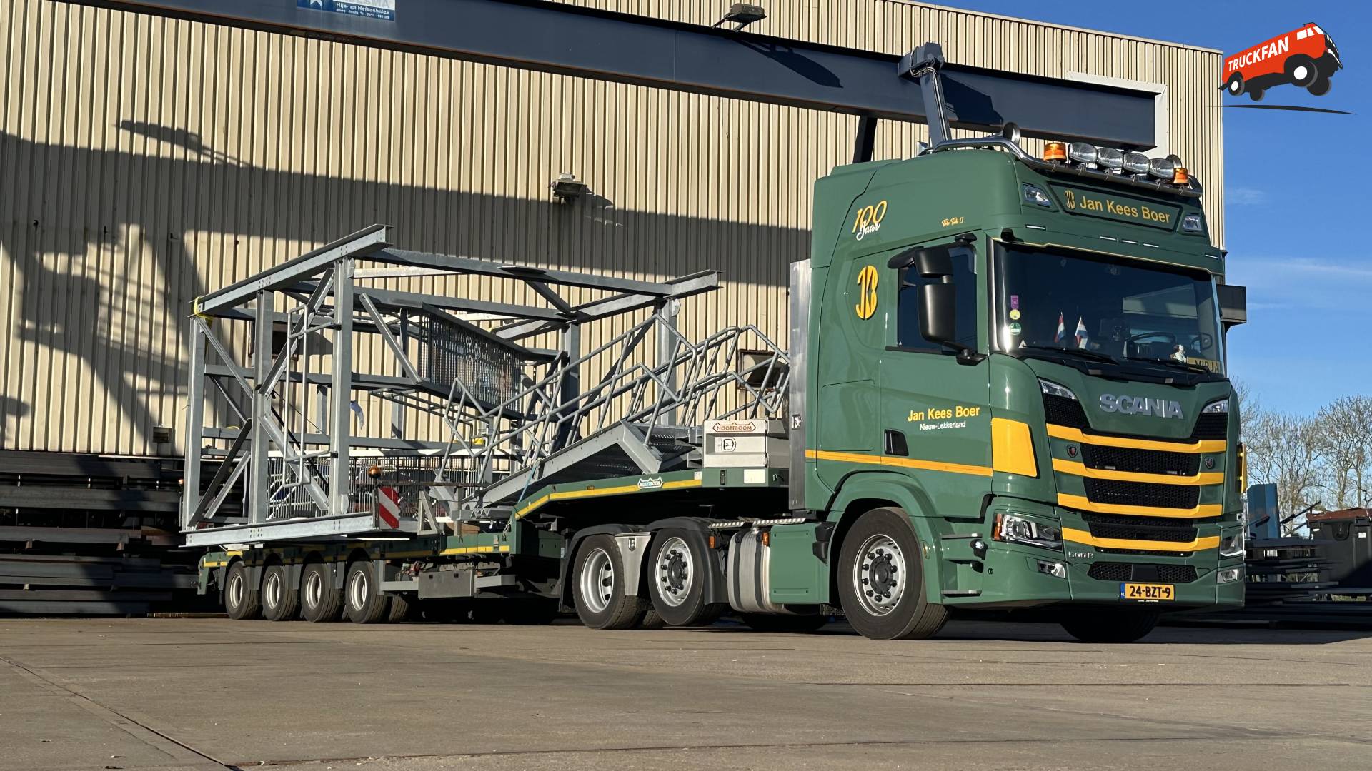 Scania 500R met constructie op Nooteboom trailer