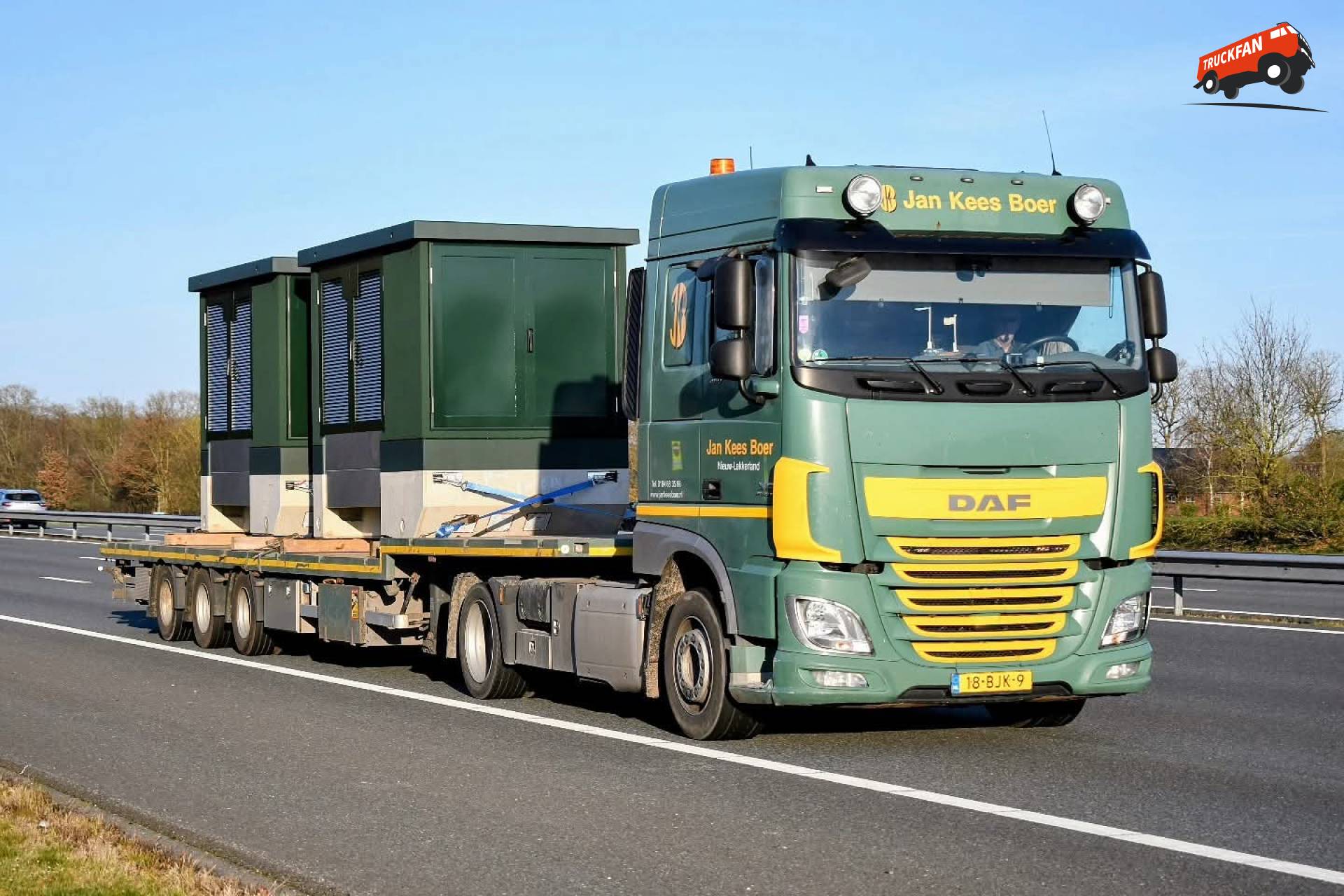 DAF 106 met transformatorhuisjes als lading