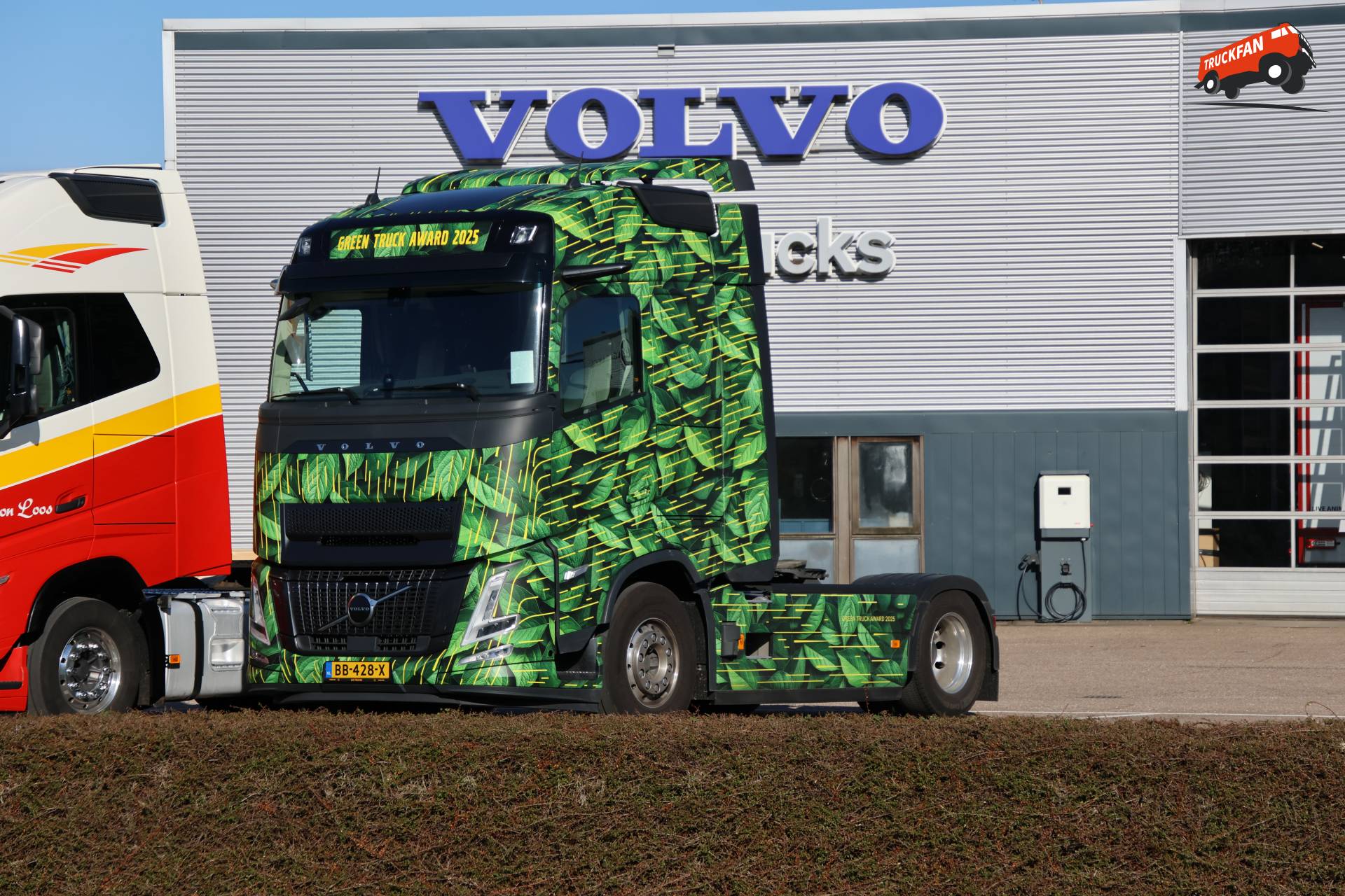 Volvo FH vrachtwagen bij LVSD in Zwaag