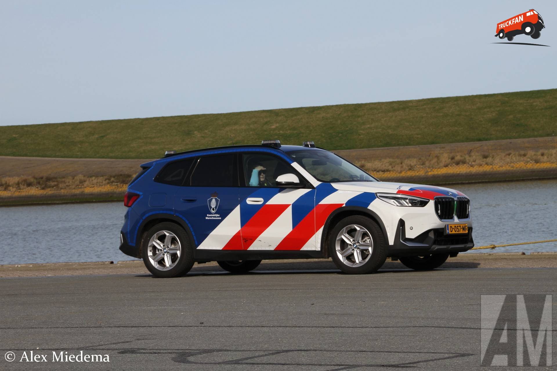 BMW X1 van de Koninklijke Marechaussee in de haven van Harlingen