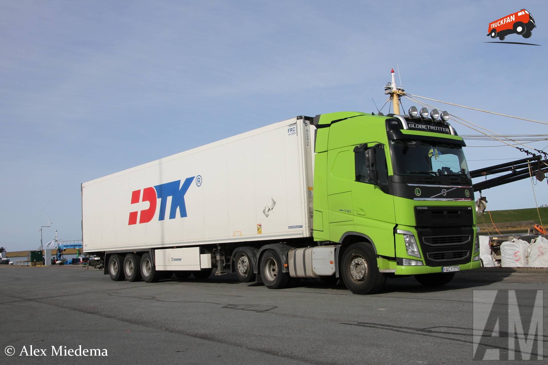 Litouwse Volvo FH in de haven van Harlingen