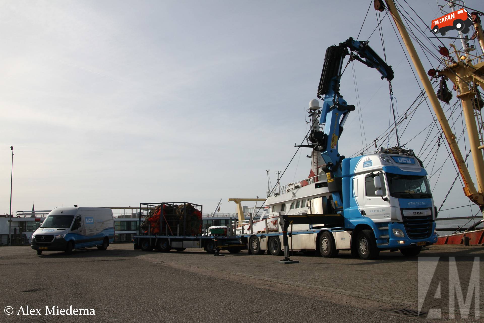 DAF CF Euro 6 vrachtwagen met Palfinger laadkraan