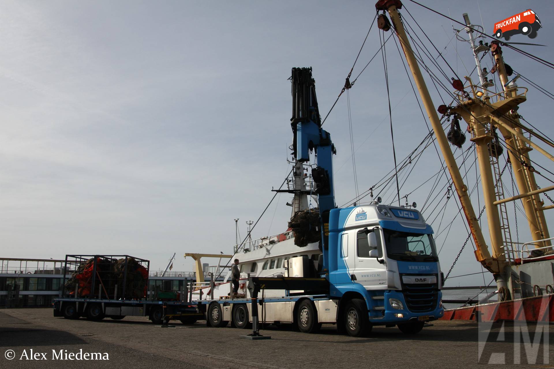 DAF CF Euro 6 met Palfinger laadkraan bij Urker visafslag