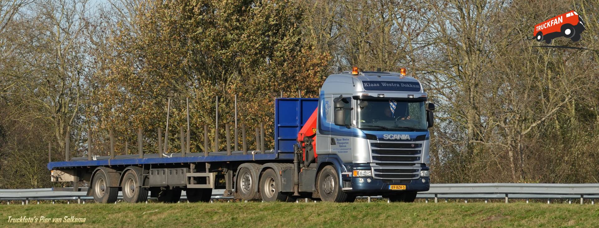 Scania vrachtwagen met open laadbak op de A7 bij Sneek