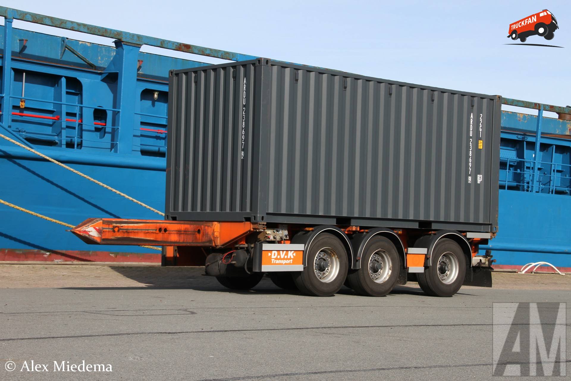 Achterkant breekchassis voor containers in Harlingen haven