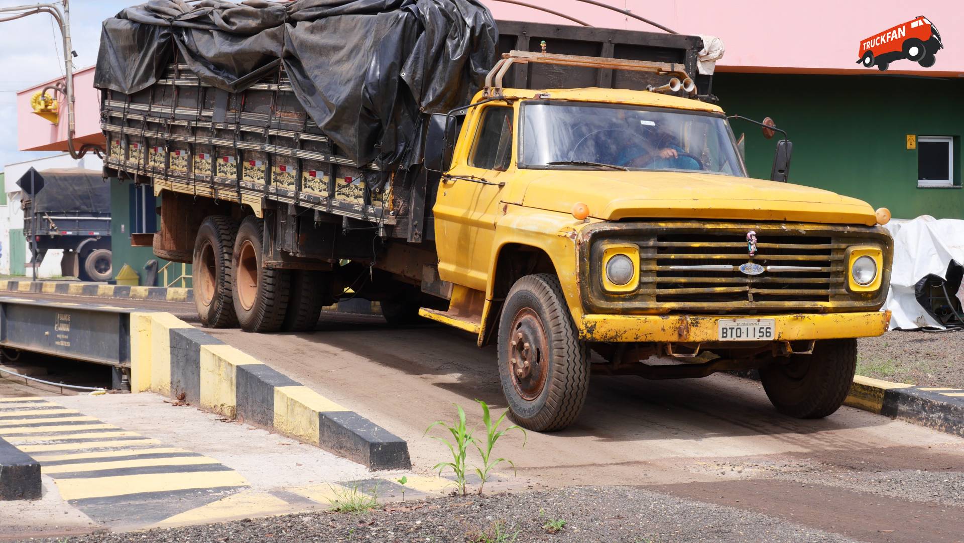 Trucks gespot op en rond de weegbrug