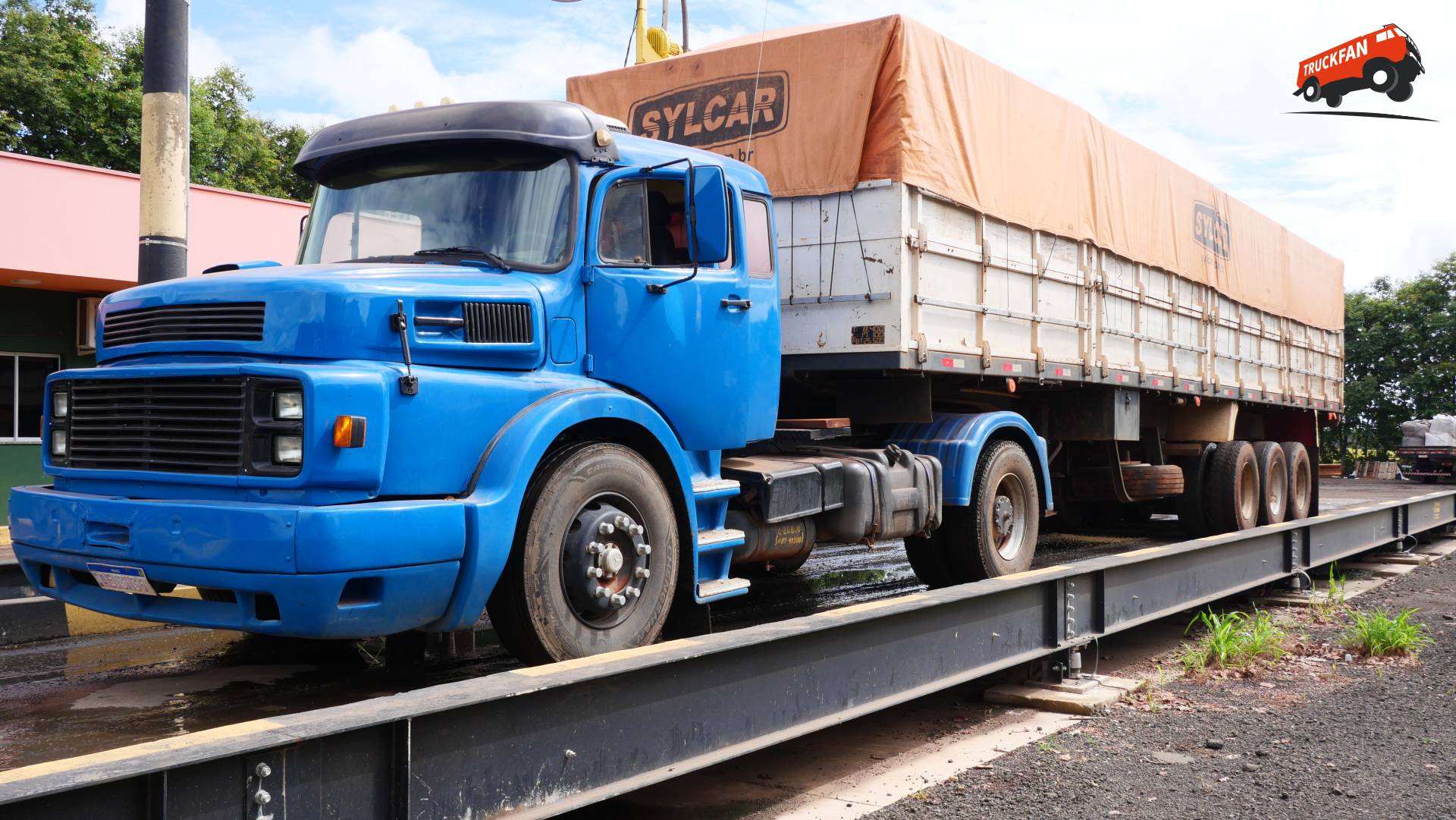 Oude vrachtauto's en pick-up trucks bij weegbrug