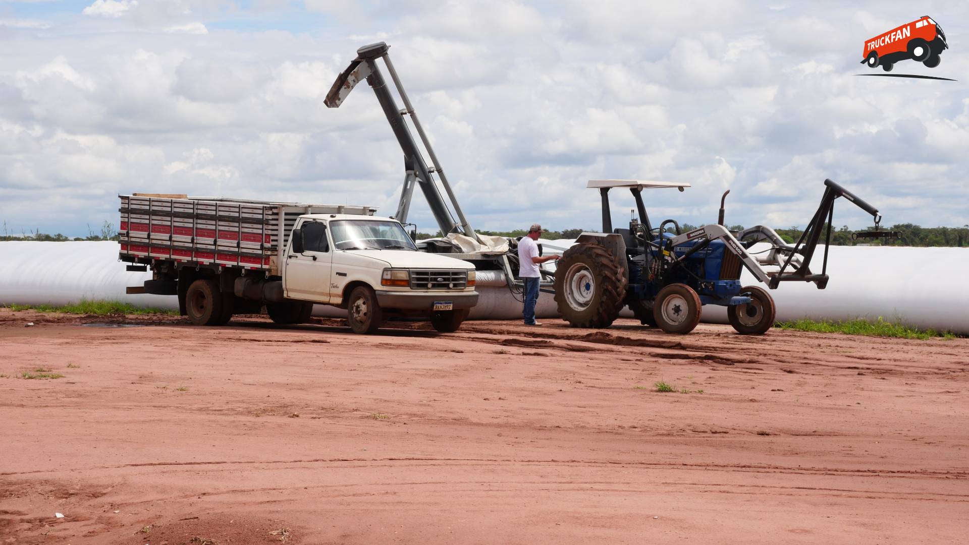 Pick-up truck bij weegbrug in Pirassununga