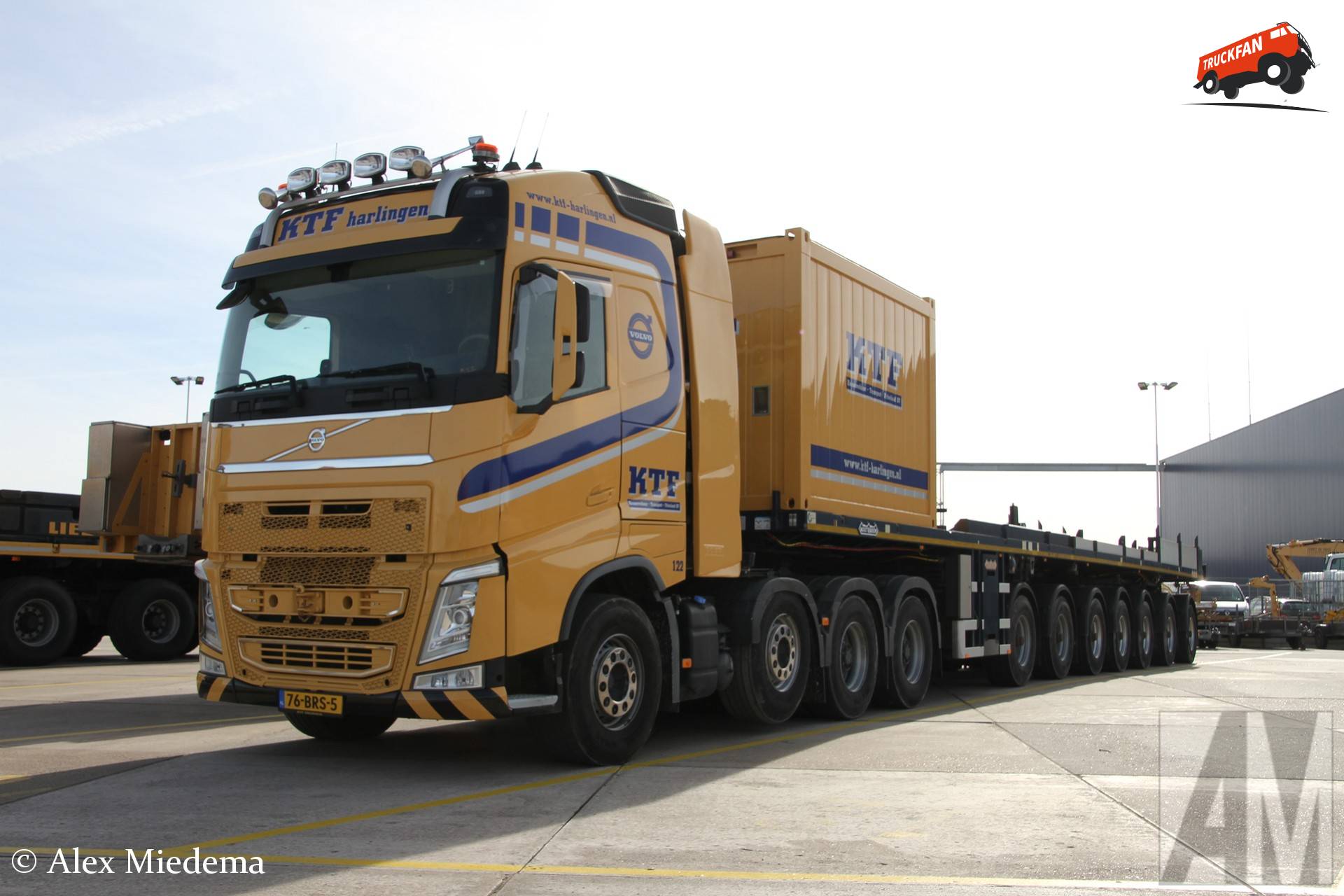 KTF Harlingen vrachtwagen met Nooteboom trailer