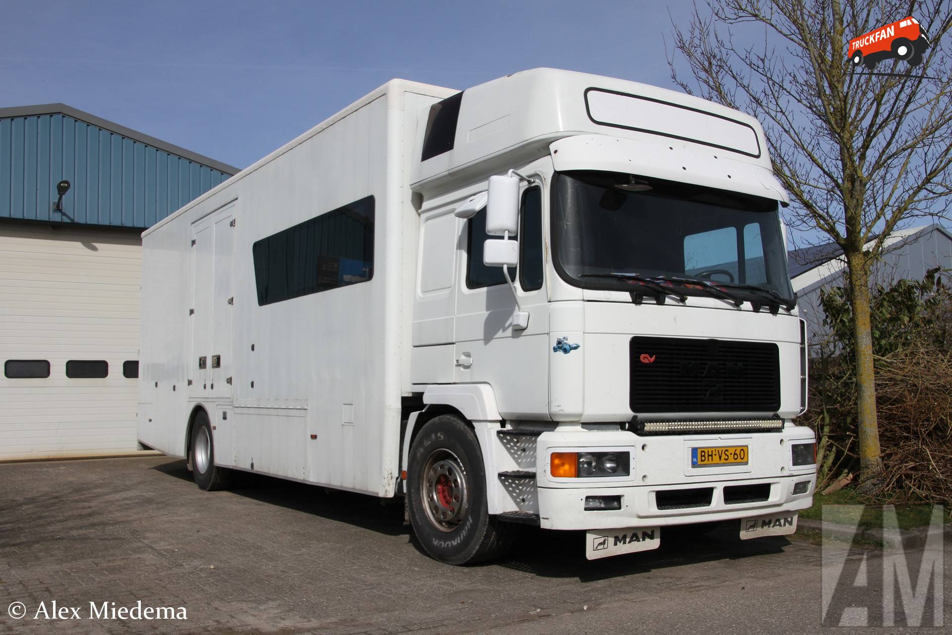 MAN M2000 racetransporter in Minnertsga