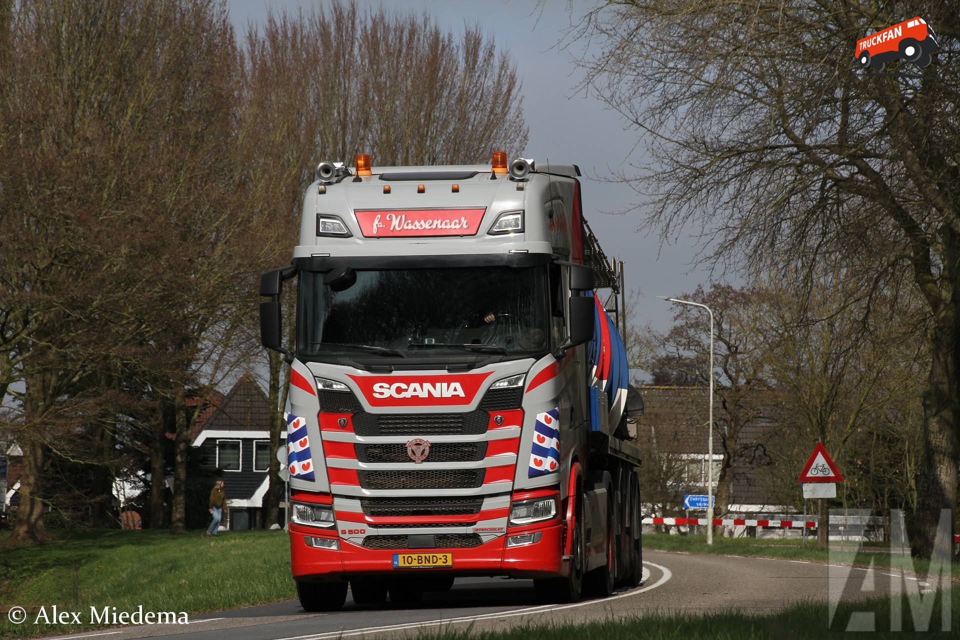 Scania S500 vrachtwagen in de Koekoekslaan bij Rinsma Berlikum