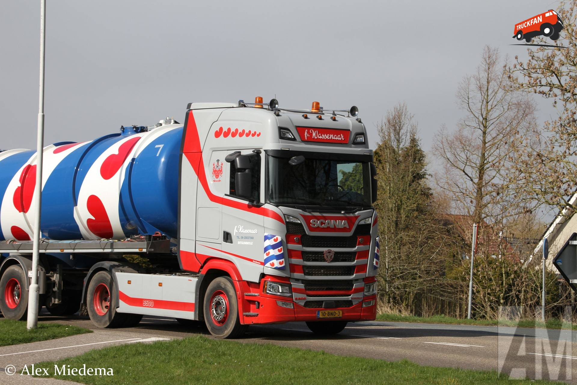 Vrachtwagen van de firma Wassenaar met chauffeur Richard Nauta