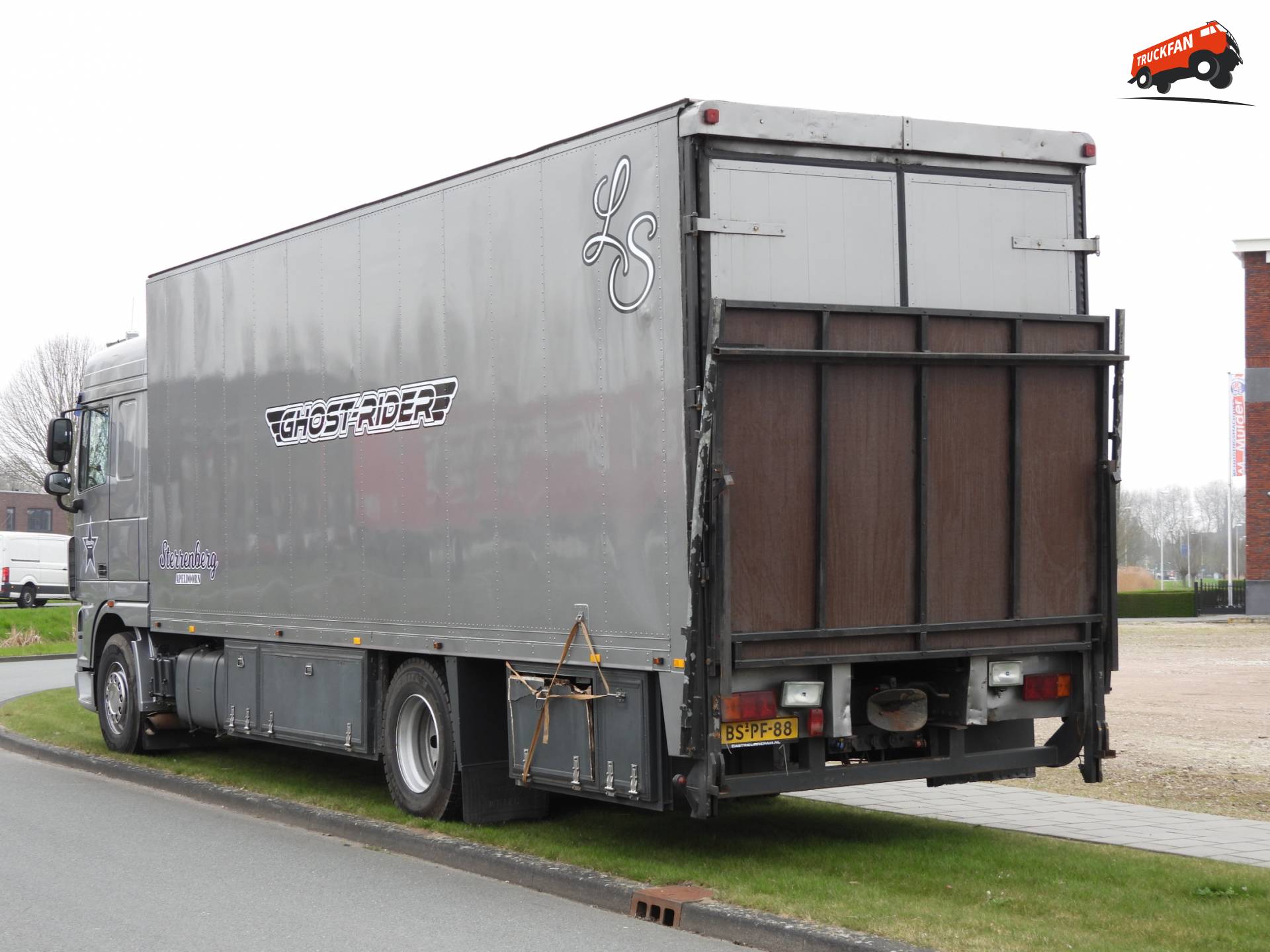 DAF XF105 340 FA vrachtwagen uit 2006