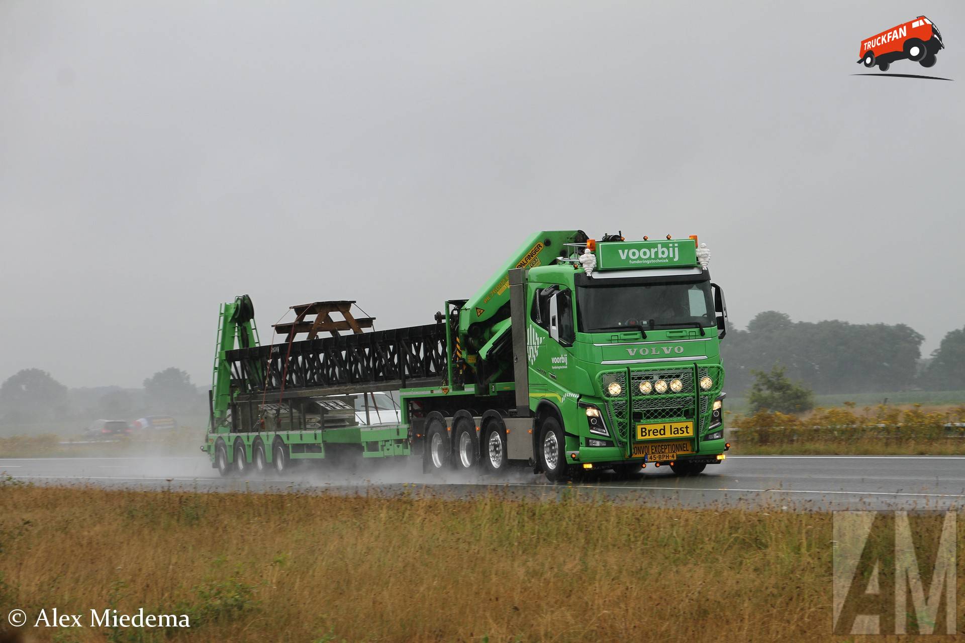 Volvo FH16 660 rijdt voorbij