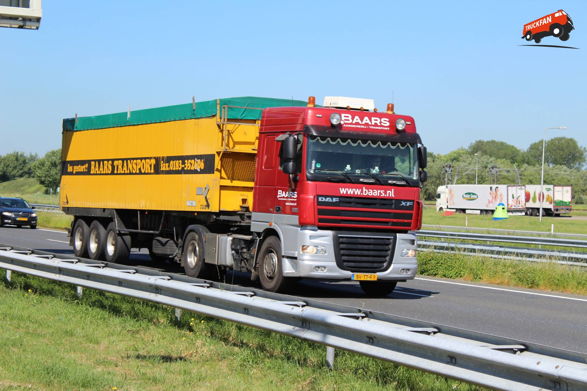 DAF XF105 vrachtwagen van Baars Transport op de A15