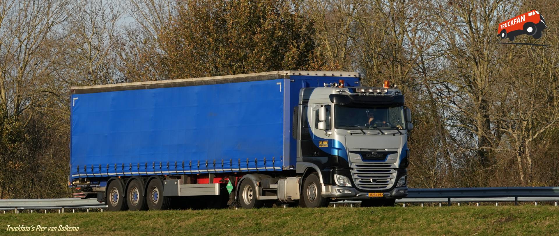DAF XF vrachtwagen met huifoplegger op A7 Sneek