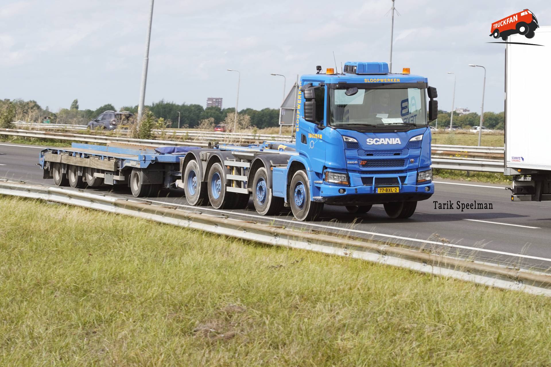 Scania 560G XT vrachtwagen met kenteken 77-BXL-2