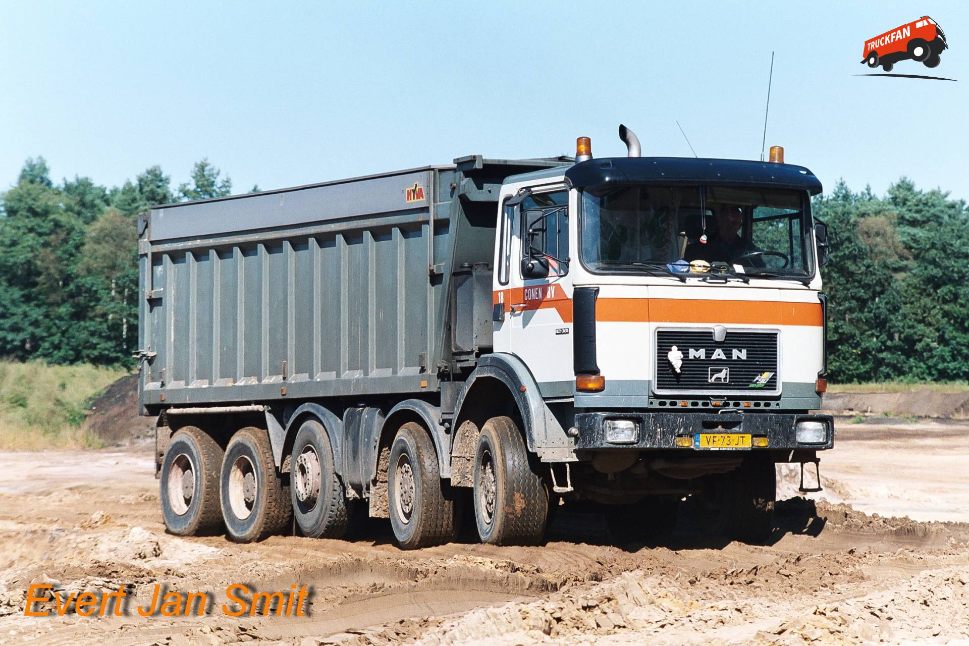MAN 42-361 vrachtwagen met Hyva kiepbak