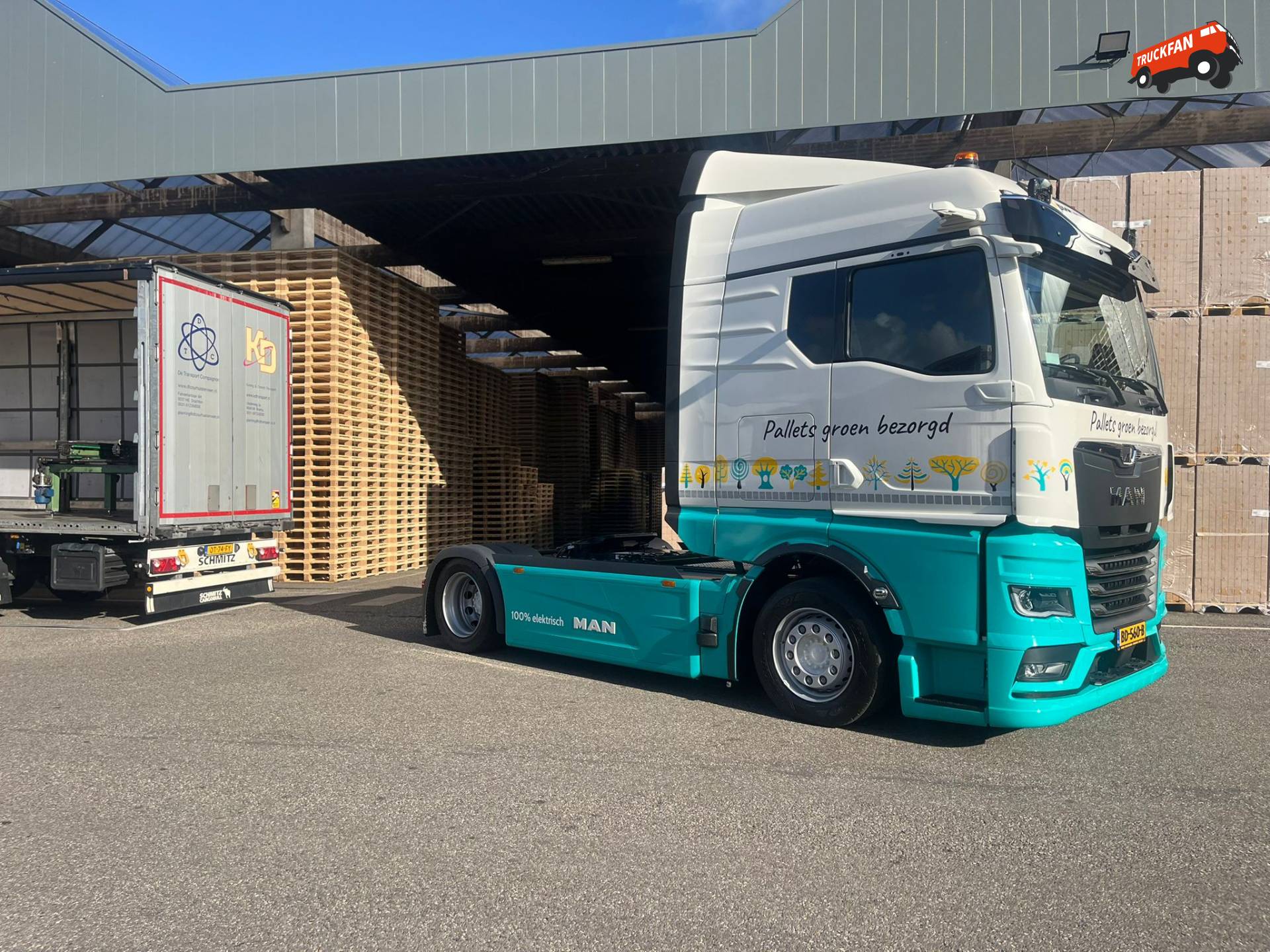 Volledig elektrische transporttruck in huisstijl PKF Post