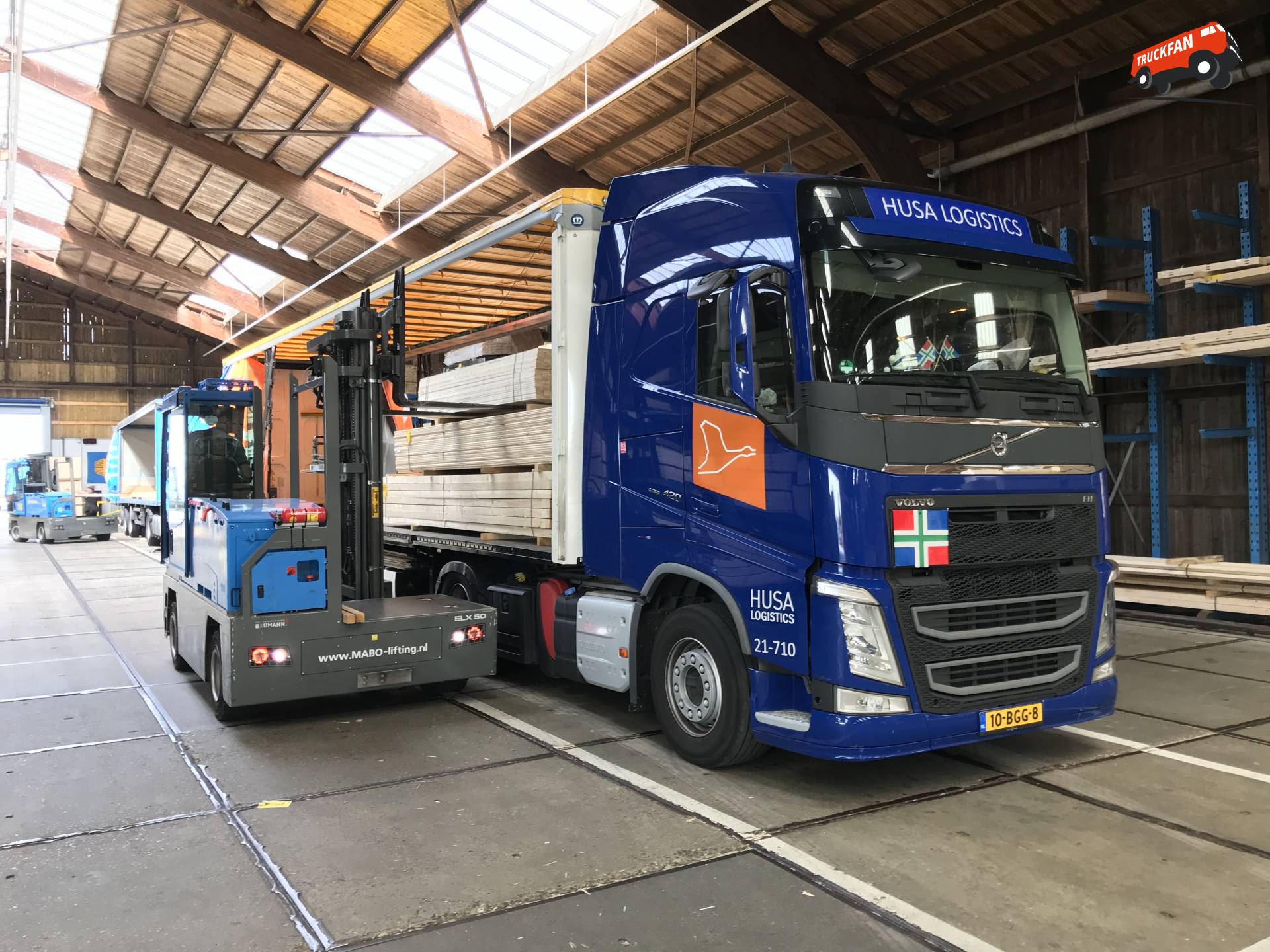 Volvo FH420 met Krone oplegger bij Heuvelman Hout