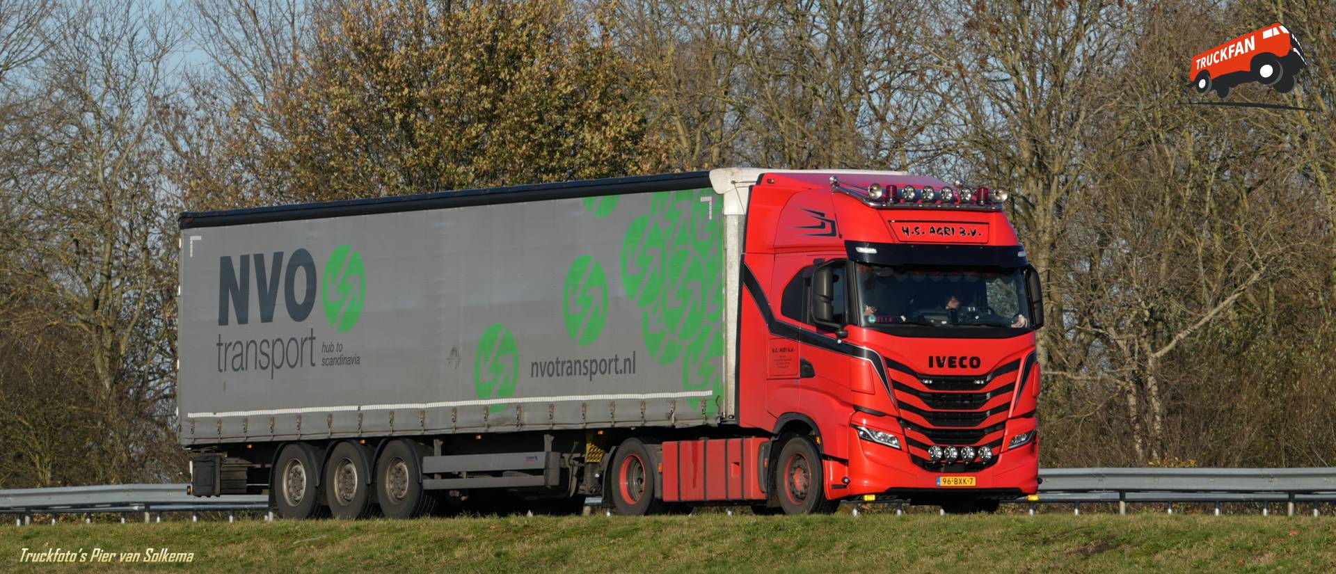 Iveco S-Way vrachtwagen op de A7 bij Sneek