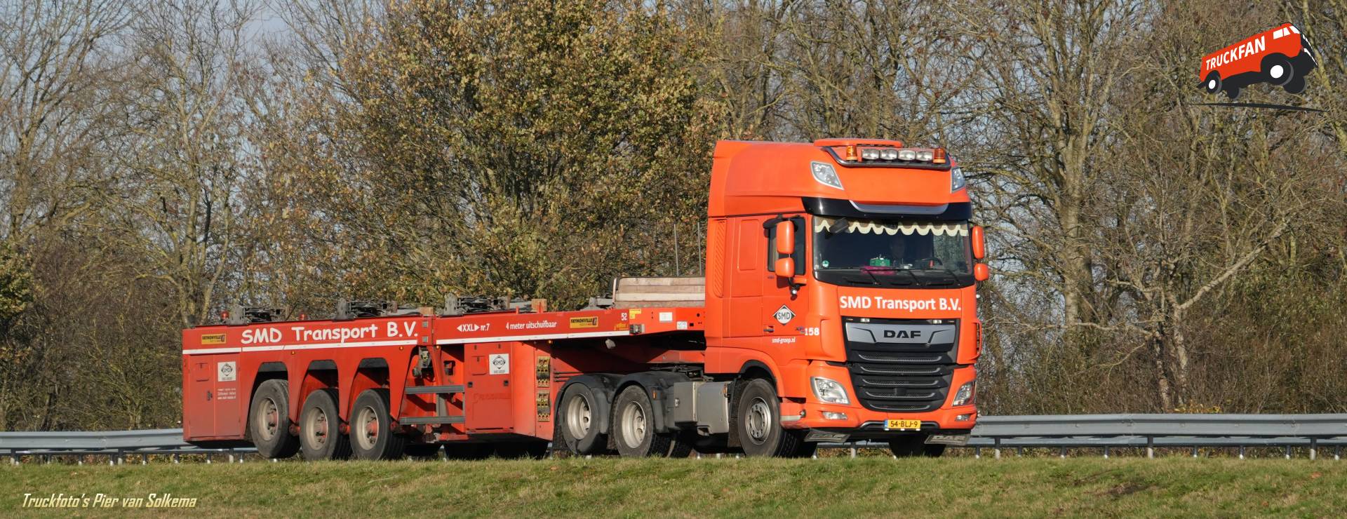DAF XF vrachtwagen op de A7 bij Sneek