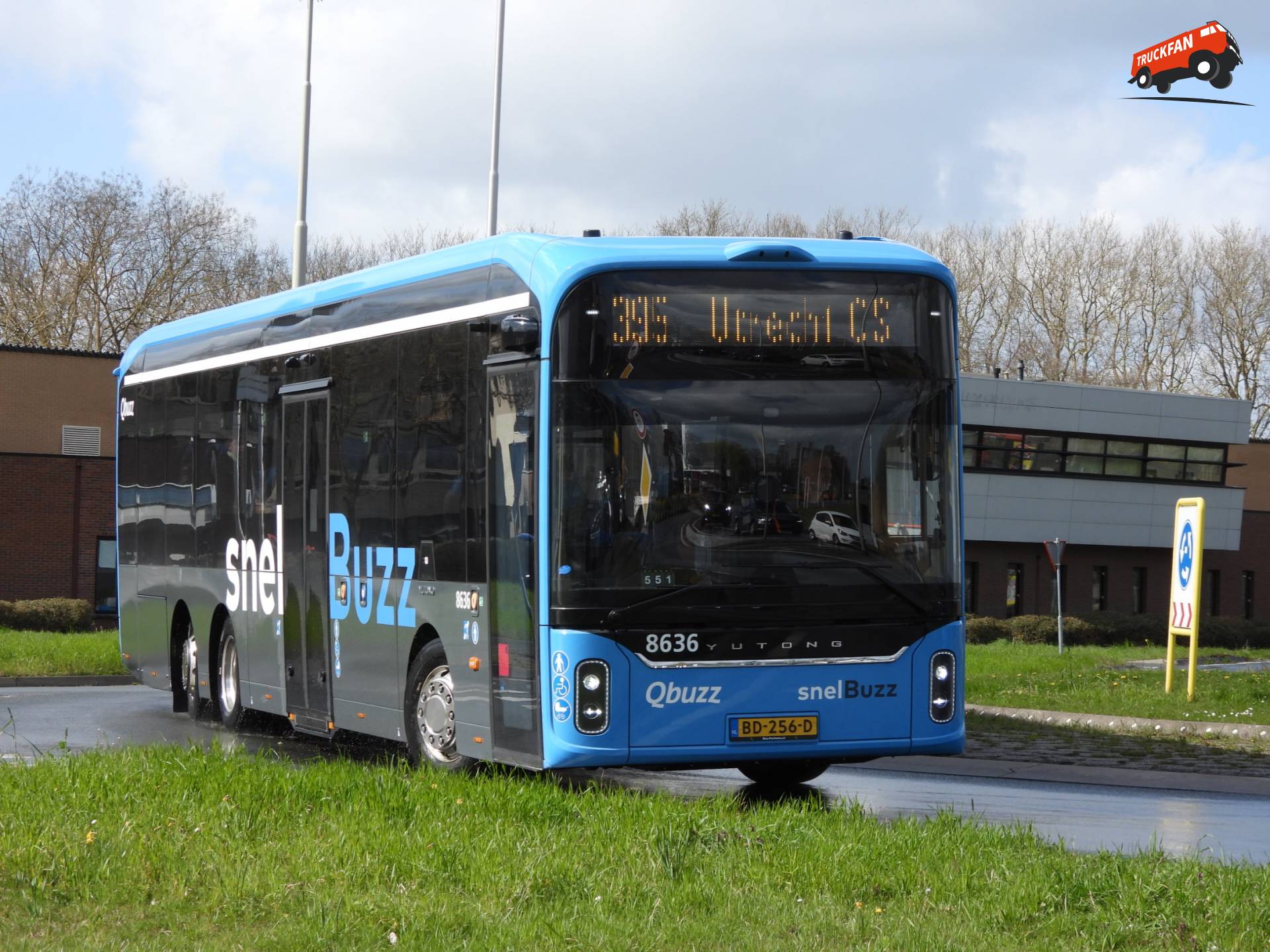 Qbuzz 8636 Yutong U13 LE op lijn 395 naar Utrecht CS