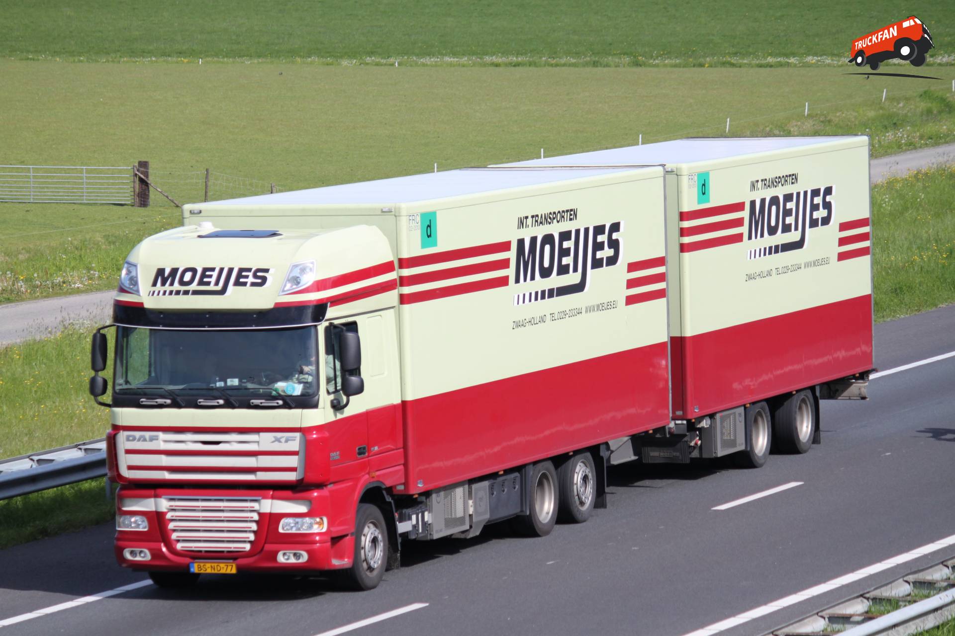 DAF XF105 vrachtwagen van Internationaal Transportbedrijf Moeijes