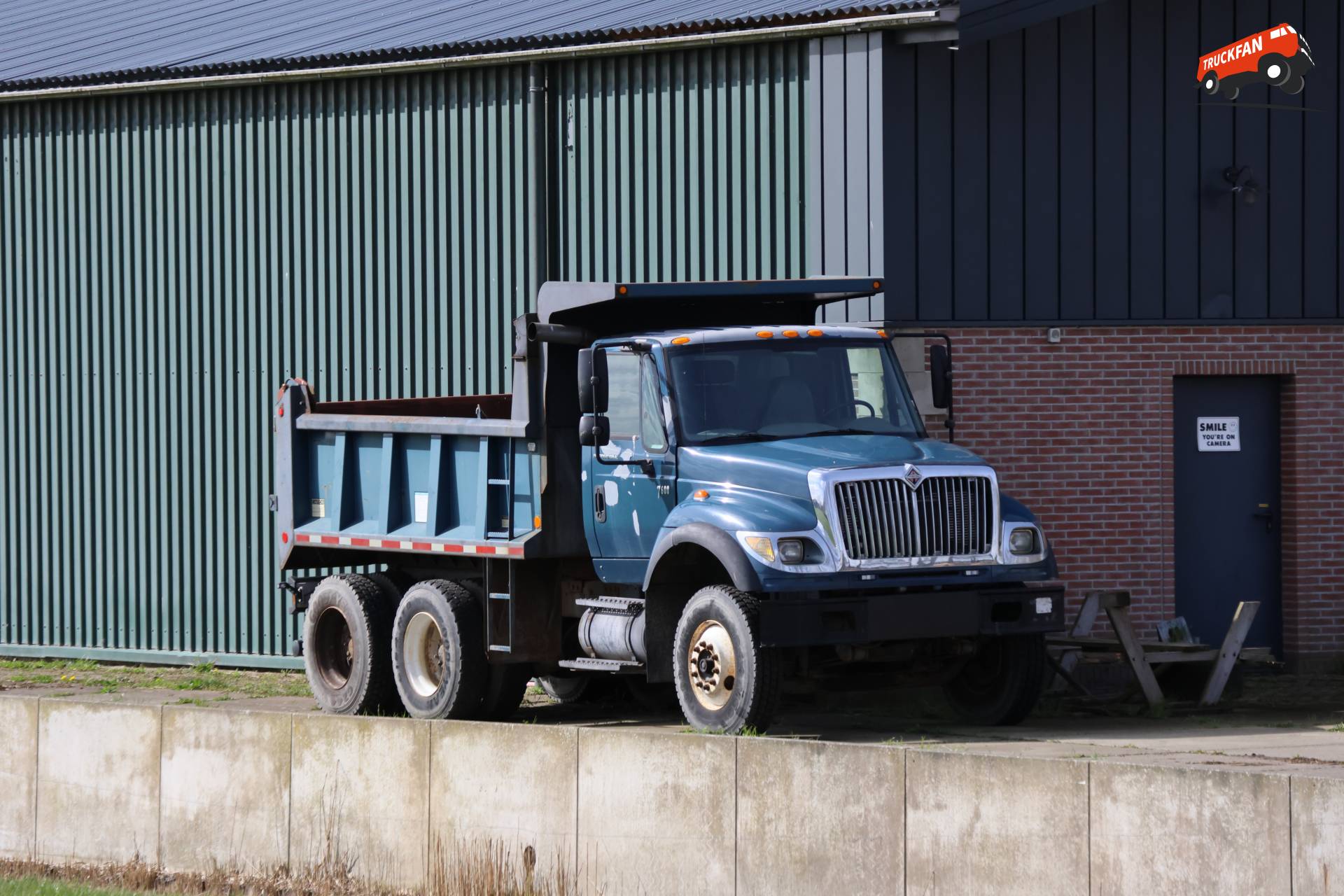 International 7600 truck by Betonblock in Stompetoren