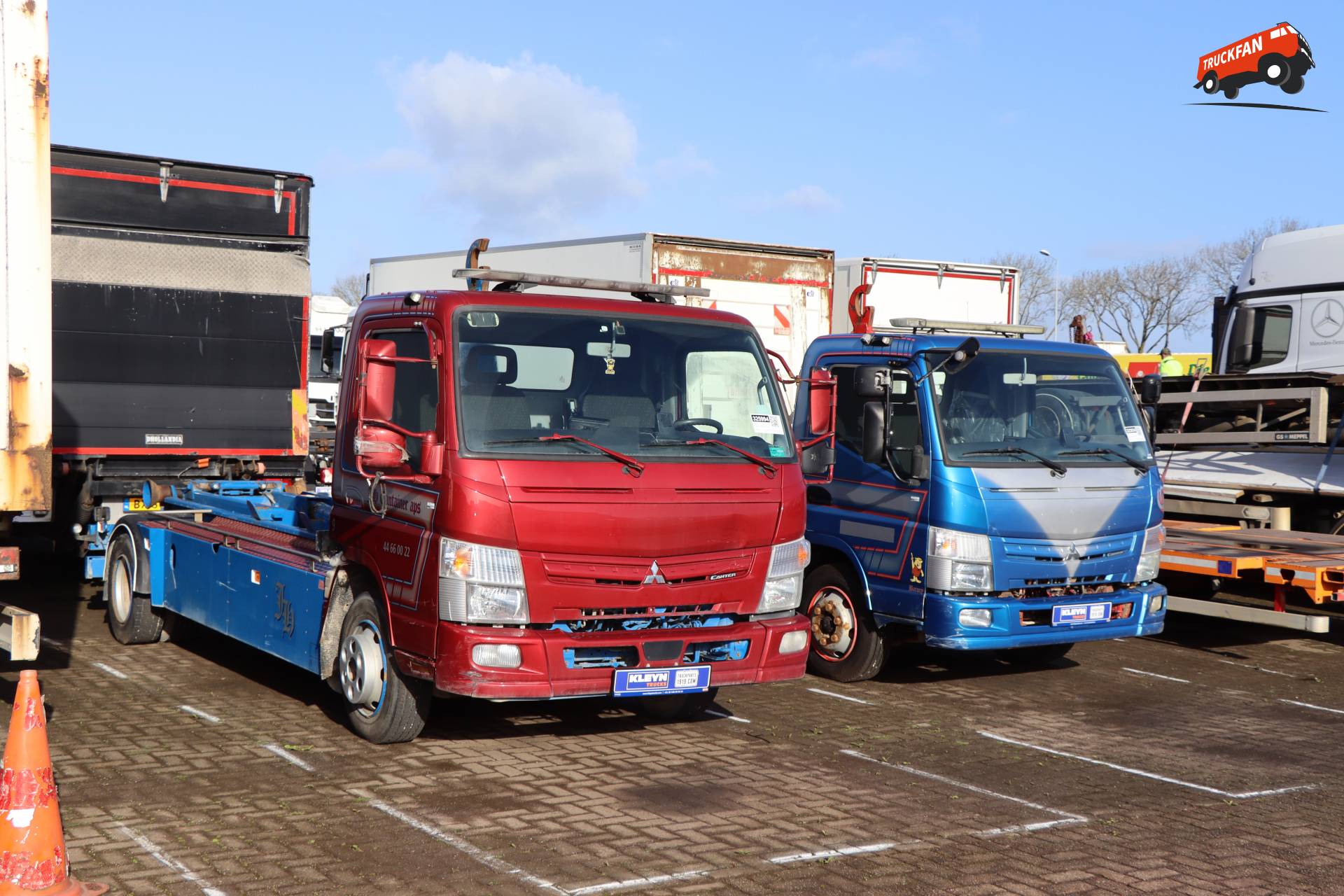 Twee Fuso Canter containertrucks bij Kleyn Trucks